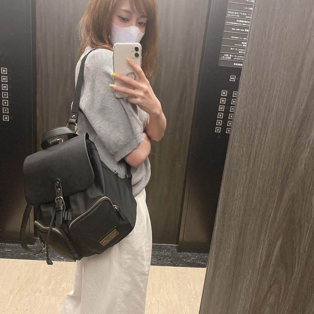 高橋麻美さんのインスタグラム写真 - (高橋麻美Instagram)「． ． ガストンルーガのリュック👝  早くこれ持って旅行行ける日来ないかなー♪  クーポンコード【15CHA】で15%offだよ^ ^ サイト見てみてね😙↓ . http://gastonluga.com/  送料、返送料無料だよ^ ^  今買うと数量限定でカードケース貰えるよ🙋‍♀️ . ミッドナイトブルーは2020限定カラー✨ .  #ガストンルーガ#gastonluga#リュック #バックパック#backpack#bag#pr #カードケース#プロンカン#限定カラー #blue#ブルー#送料無料#off#割引 #スウェーデン#sweden#ライフスタイル」5月21日 20時43分 - charmy421