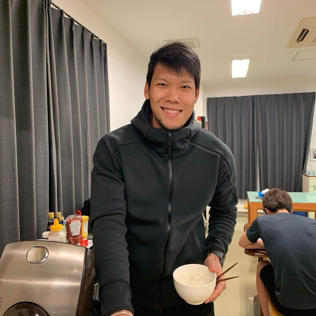 コンサドーレ札幌さんのインスタグラム写真 - (コンサドーレ札幌Instagram)「カウィンが夜ご飯を食べにこない予定だったけど食べたくなって来ちゃった日😊  急いでカウィンのご飯の用意を始めていると。  オテスウ　カケマスー。とにっこり笑顔😊😊 思わず後ろにいるダンザキくんと笑っちゃったよ☺️ オテスウ　カケマスー。はYouTubeで覚えたそうだ✏️ きっと今がオテスウ　カケマスー。を使う場面だ！と思い出したのであろう…🤔🤔 食後に明日の夜ご飯は食べにくる？？と聞くと。  ヒル　ノミ　デ　　オネガイシマース！  覚えたての日本語をどんどん披露してくれるカウィン😊  今のおうち時間は日本語をたくさん勉強してるんだろうな✏️ #consadole  #consadole #consadole #コンサドーレ #jleague #ｊリーグ #soccer #サッカー #しまふく寮通信	 #食育 #食トレ #アスリートごはん #身体づくり #JAグループ北海道 #ゆめぴりか #みんなのよい食親善大使 #よつ葉 @yotsuba_milkproducts_official #北海道ぎょれん #町村農場 #アスリートフードマイスター #松浦沙耶花 #昼ごはん #夜ごはん #献立 #定食 #ランチ #レシピ #料理 #栄養 #栄養バランス #consadole #consadole #コンサドーレ #jleague #ｊリーグ #soccer #サッカー #しまふく寮通信	 #食育 #食トレ #アスリートごはん #身体づくり #JAグループ北海道 #ゆめぴりか #みんなのよい食親善大使 #よつ葉 @yotsuba_milkproducts_official #北海道ぎょれん #町村農場 #アスリートフードマイスター #松浦沙耶花 #昼ごはん #夜ごはん #献立 #定食 #ランチ #レシピ #料理 #栄養 #栄養バランス#牛乳チャレンジ🥛」5月21日 20時46分 - hokkaido_consadole_sapporo