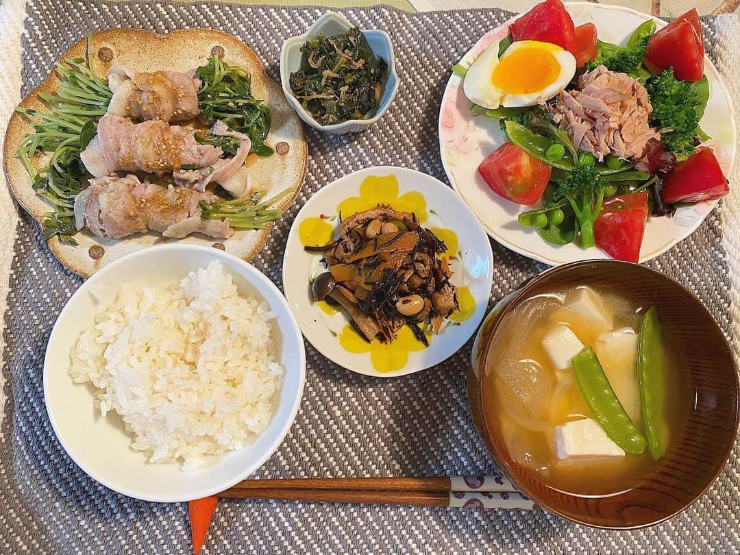 篠崎彩奈さんのインスタグラム写真 - (篠崎彩奈Instagram)「今日のご飯は和食です🍚 ・サラダ ・豆苗の肉巻き ・ひじき ・お味噌汁 ・大根の葉とじゃこの和え物 #おうちご飯 #自炊 #おうち時間 #和食」5月21日 20時50分 - ayana.s_official