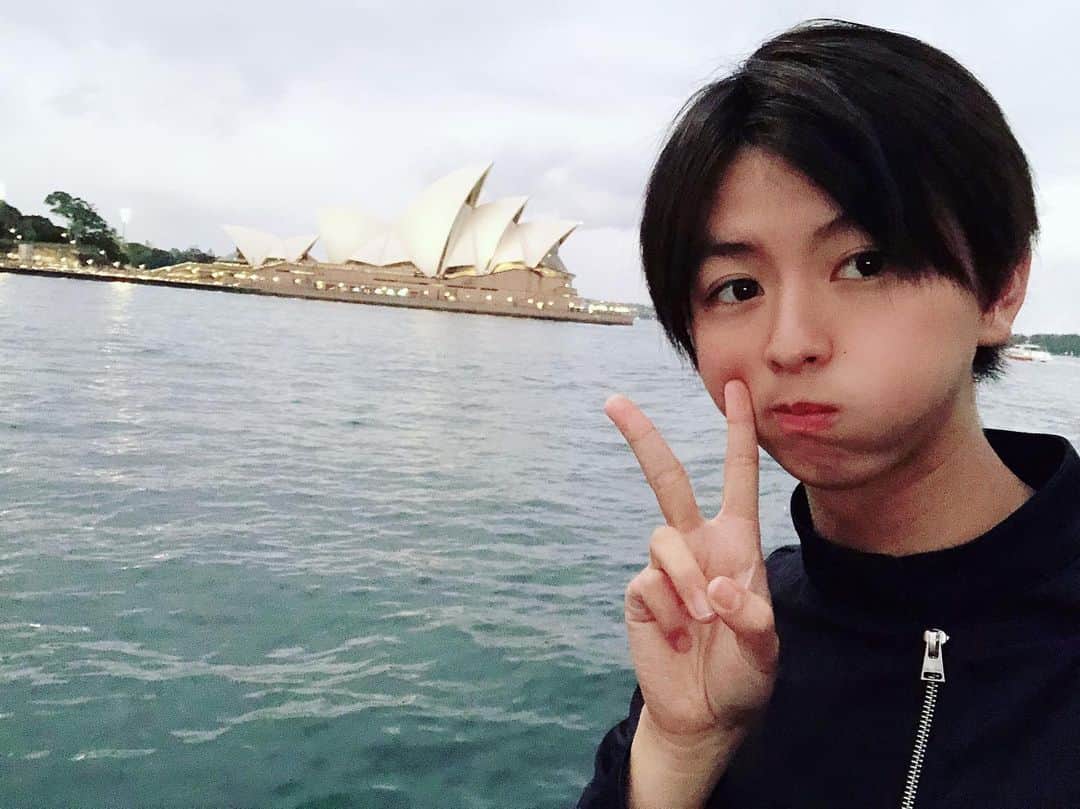 HIROKIさんのインスタグラム写真 - (HIROKIInstagram)「だいぶ前に行ったSydneyの写真でもあげますか🤳 . . もっと楽しそうな顔しなよ って感じだ😇 . . タグ付けしてるアカウント シドニー市の公式なんだけど めちゃ綺麗！SNSの使い方上手な自治体って感じで好きだ！ . #Sydney #sydney🇦🇺 #australia  #operahouse  #qyoto #violin #hiroki」5月21日 20時51分 - hiroki_qyoto