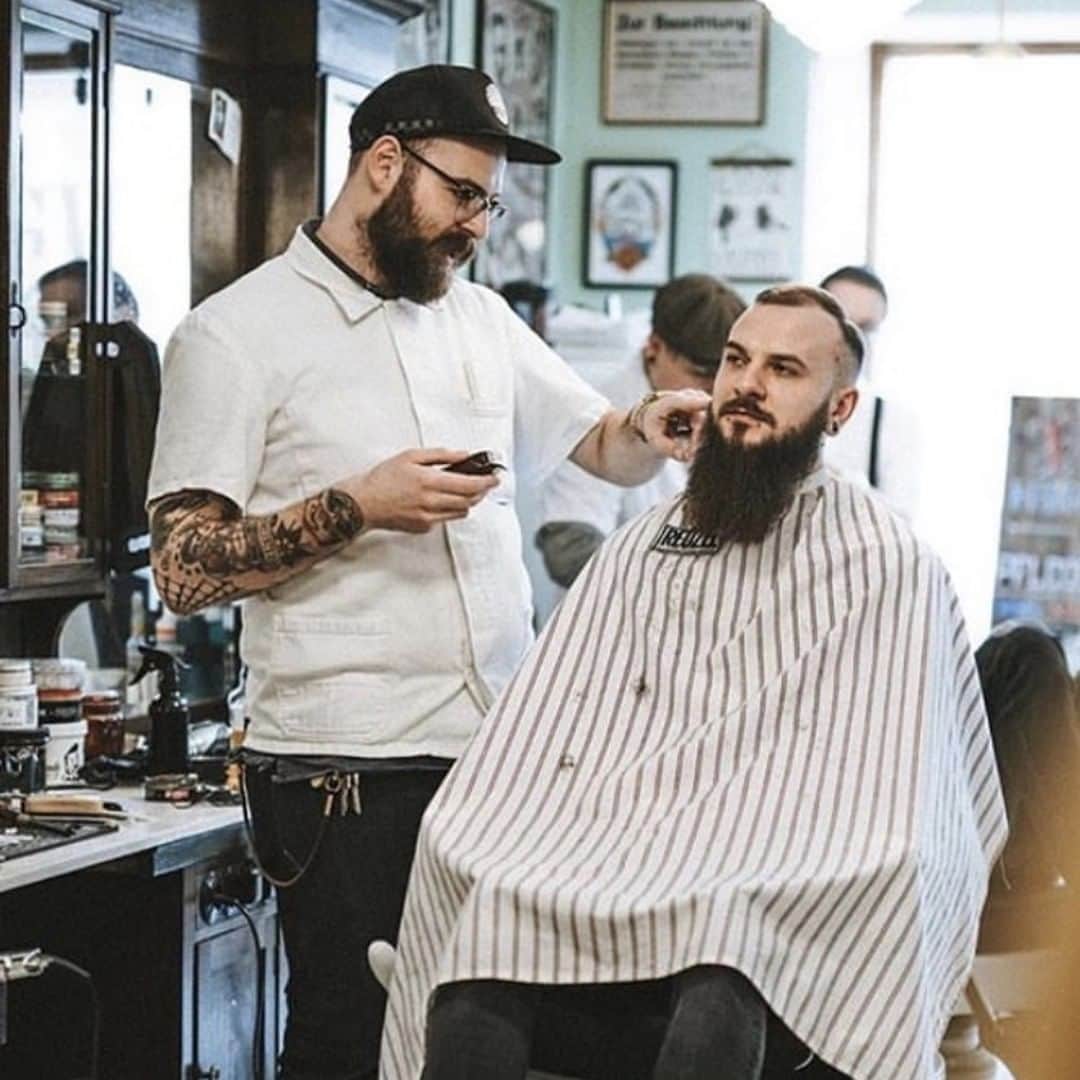 Proraso Japanのインスタグラム：「1948 年にイタリア・フィレンツェで生まれたシェービングブランドProraso。 世界中のバーバーと男たちに愛され続けています。 こだわりのある毎日を求める男性の方、是非一度お試しください。 . . Repost from @prorasousa . . #proraso #prorasousa #prorasofirenze #シェービングクリーム #シェービング #ProShave #Italian #ItalianShave #イタリア製 #バーバースタイル #バーバーショップ #髭脱毛 #メンズスタイル #シェービングフォーム #Barber #メンズヘアスタイル #ヒゲ男子 #ヒゲ #BarberShop #ヒゲ脱毛 #メンズヘア #シェービングエステ #おしゃれさんと繋がりたい」