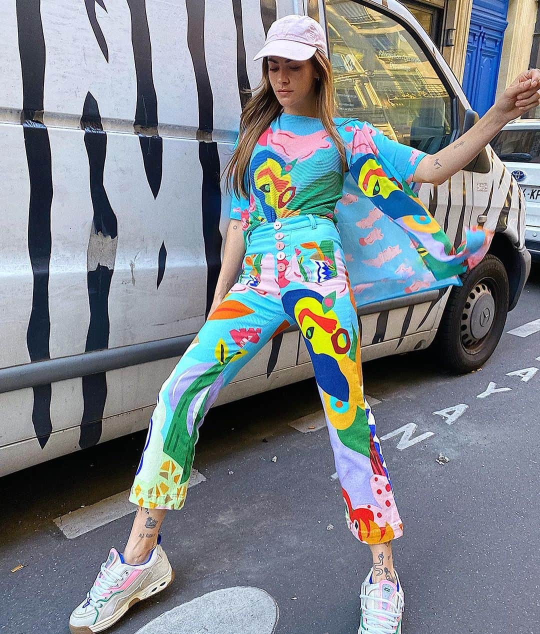 デシグアルのインスタグラム：「Colourful, fun and unapologetic.  Strong women who feel free wearing #MirandaLovesDesigual capsule collection.  #LifeWillBeAwesomeAgain」