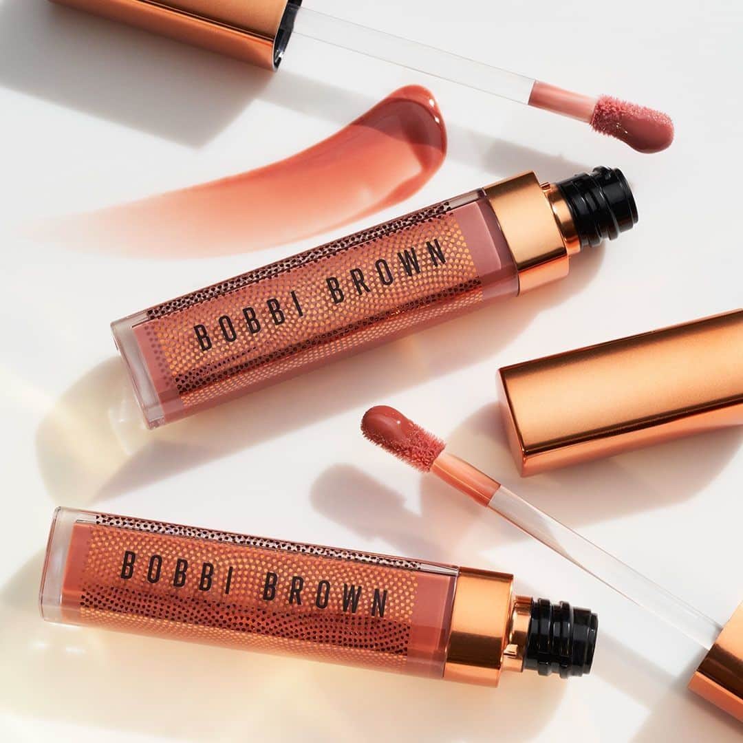 のインスタグラム：「Polish off your #bronzeglow with our nourishing nutrient- rich Crushed Oil-Infused Gloss in summery shades, Sunkissed and Pink Sunset.  #bobbibrown #summerglow #sunkissed #lipgloss」