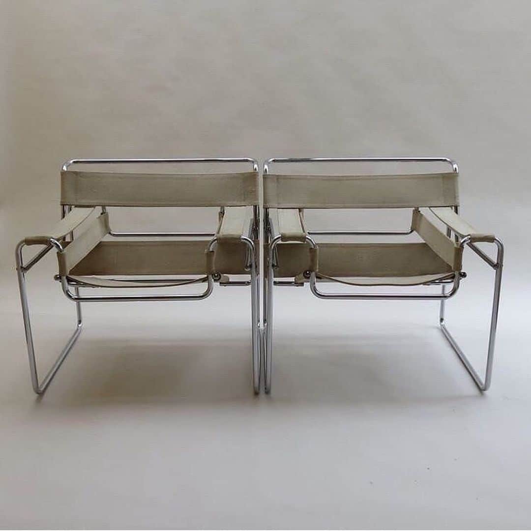 エレオノーラ・カリシのインスタグラム：「1960s B3 Wassily Chair in beige canvas🪐 by #MarcelBreuer for #Gavina Bauhaus」