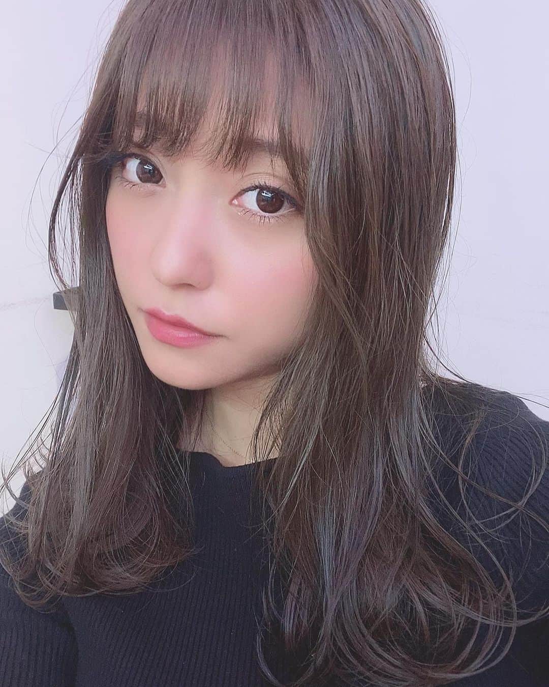 堤ゆきみのインスタグラム：「とーっても久しぶりに髪の毛を綺麗にしていただきました...✨大好きなしおりさんの旦那さま、神ちゃん（@ogamiksk）にお願いしました！透明感のある暗めのカラーに、前髪と顔まわりをカットしていただいて久々のリフレッシュでした...🥺ありがとう！」