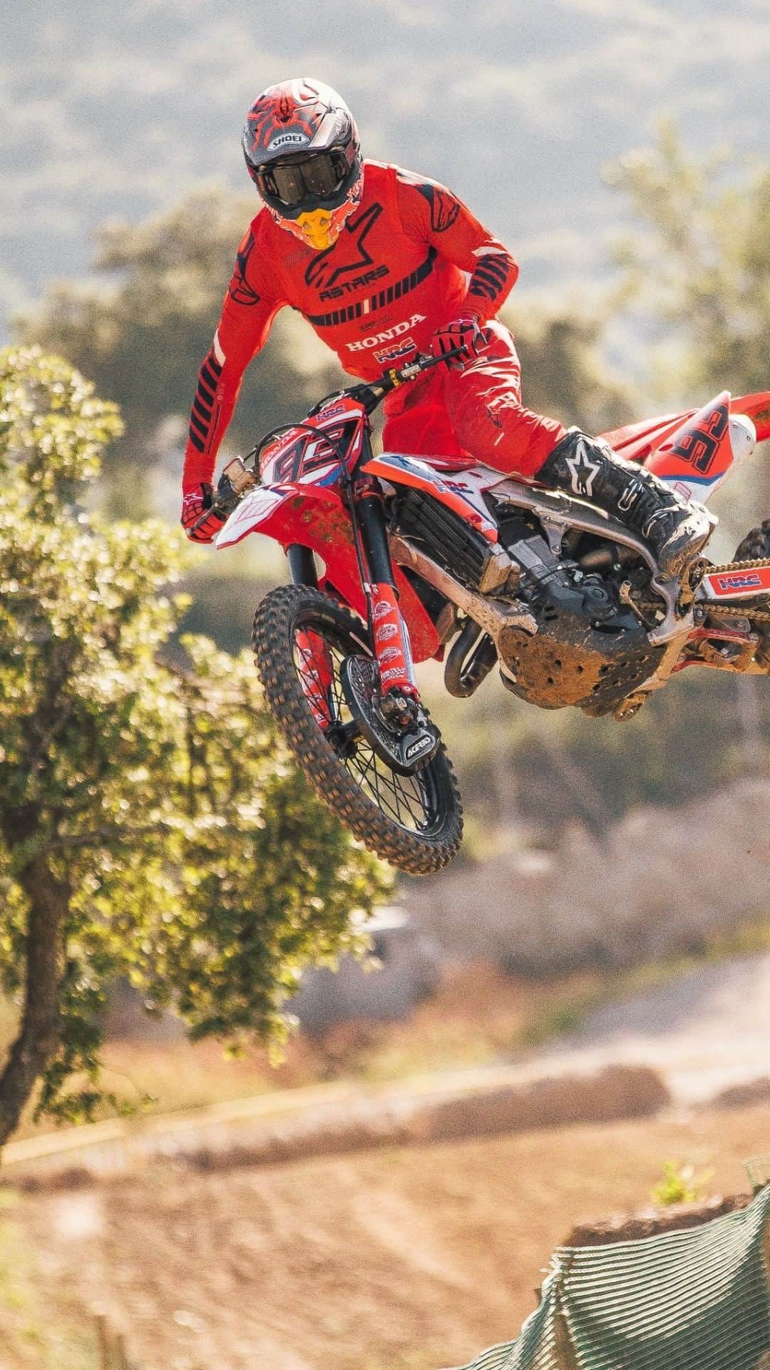 レプソル・ホンダのインスタグラム：「After having not ridden a motorcycle since March 11, @marcmarquez93 and @alexmarquez73 have been able to restart their engines and enjoy the feeling that only riding can give at the ‘El Bosquet’ Circuit in Ponts on Tuesday, May 19.」