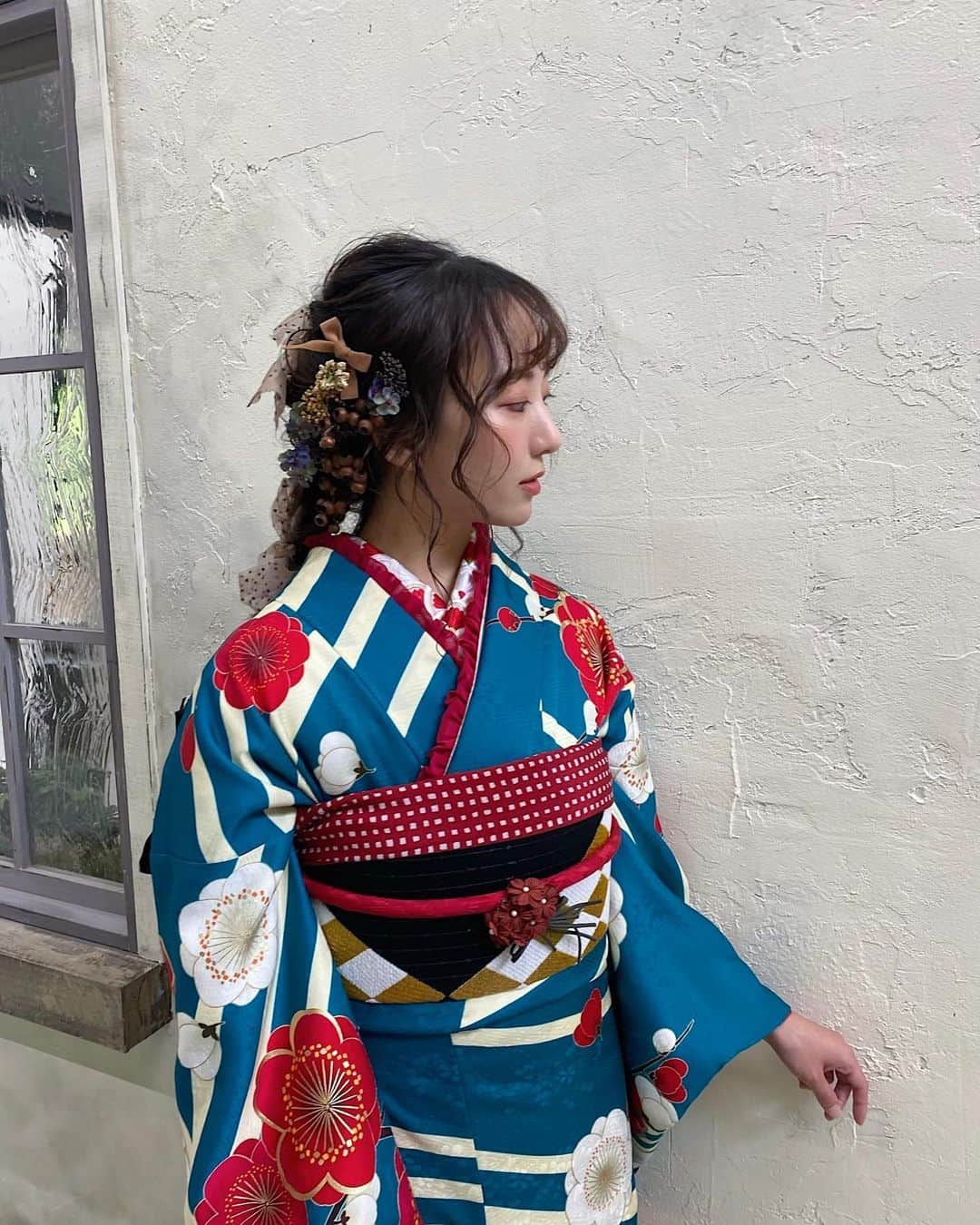 大野真昂のインスタグラム：「☺︎ ・ 振袖のカタログ撮影🧺🌾 @r_furisode ・ 毎回色々な振袖着られて楽しい！😀 今回は青系多め。 そういえば七五三も成人式も青だった👶🏼◎ ヘアアレンジもナチュラルな感じで可愛いかったな〜🌾 ・ りこのYouTubeに撮影風景のってるので 成人式の振袖迷ってる方ぜひ参考にしてみてね🧸♡ ・ #振袖 #撮影 #成人式 #ヘアアレンジ #振袖ヘア #royalstudior #ロイヤルスタジオアール #まこりこ #姉妹」