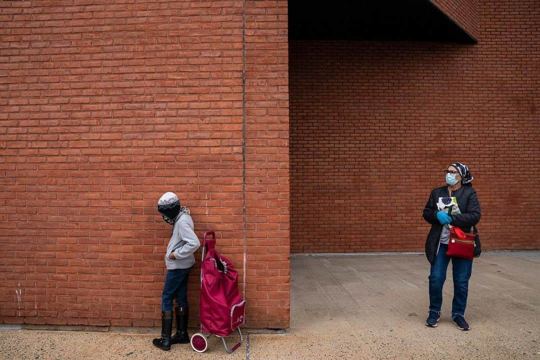 ナショナルジオグラフィックさんのインスタグラム写真 - (ナショナルジオグラフィックInstagram)「Photos by @katieorlinsky | A drive-through food bank in Massapequa, Long Island, organized by Harvest Food Bank, distributes dairy products, fruit, vegetables, and meat to Long Island residents. The goods were produced in New York State with the support of emergency funding from its Nourish New York program. As a result of the coronavirus, there has been an unprecedented rise in both food insecurity and unemployment, leaving families struggling to afford meals and food banks overwhelmed across the United States. New York is especially vulnerable, with the majority of New York City residents living paycheck to paycheck, and over 2.4 million of the state's residents are considered "food-insecure," even before current events. New York City is the global epicenter of the pandemic, and the surrounding tri-state area has also been hard hit by the virus. Although I know these facts and that we are living through an unprecedented crisis, still—watching thousands of families in need show up in cars, others on foot, many with young children, so close to home, was truly shocking. You can visit islandharvest.org to donate to the food relief efforts.」5月21日 21時07分 - natgeo