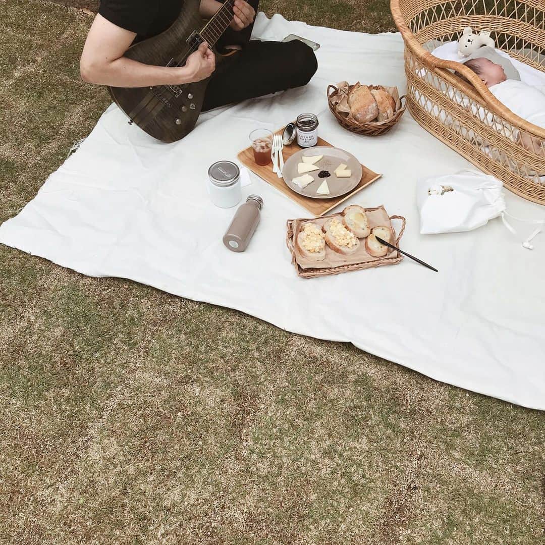 yuiのインスタグラム：「picnic 🌿 今年からピクニックは３人で、になりました。 おなかの中にいる頃からよく聴いてたパパのギター。ご機嫌に耳傾けてたね👶🏻♩」