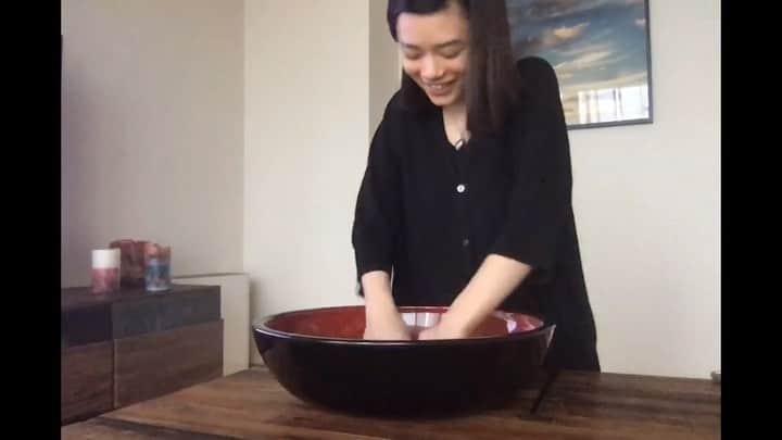 杉咲花のインスタグラム：「ヒロミさんから頂いた手打ちうどんのセットで、母とうどんを作りました🤣 ヒロミさん、ありがとうございます🙏」