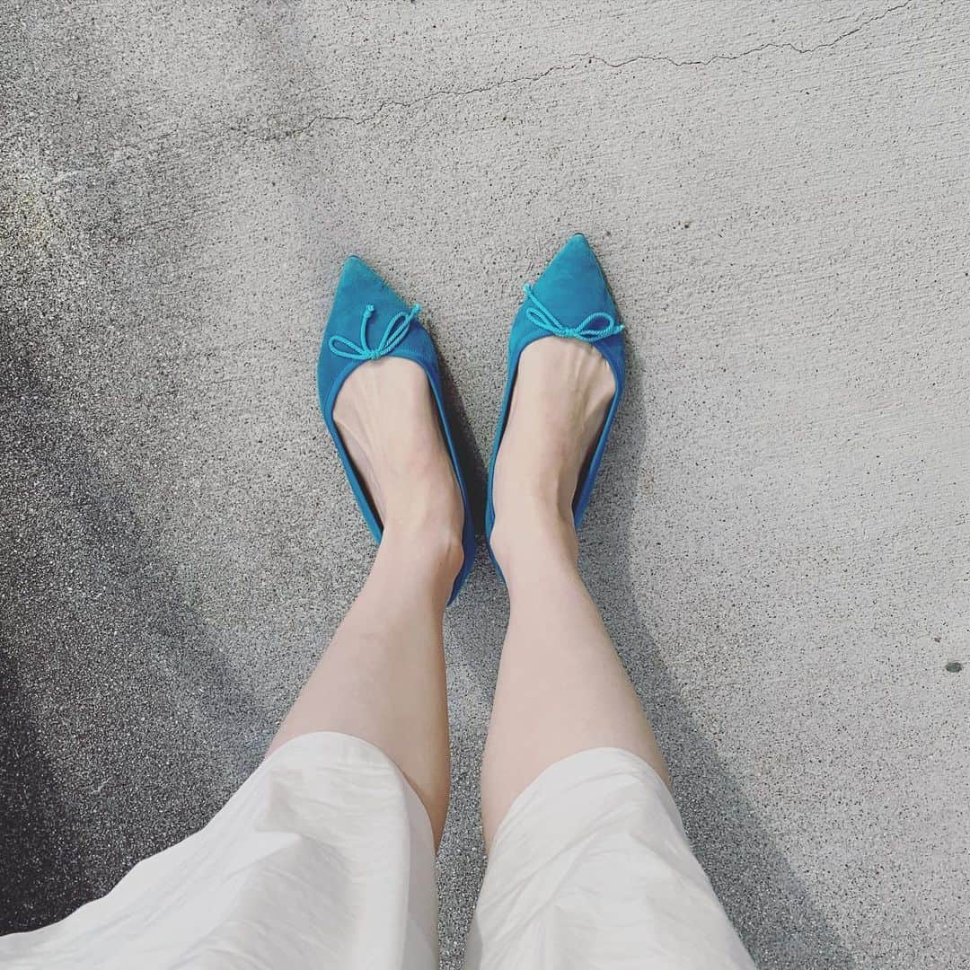 服部水季さんのインスタグラム写真 - (服部水季Instagram)「素足の季節。  すっかりフラットシューズ とスニーカー生活。  久々にヒールを履いてお出かけしたいな。  #フラットシューズ  #プリティバレリーナ」5月21日 21時10分 - yoginimizuki