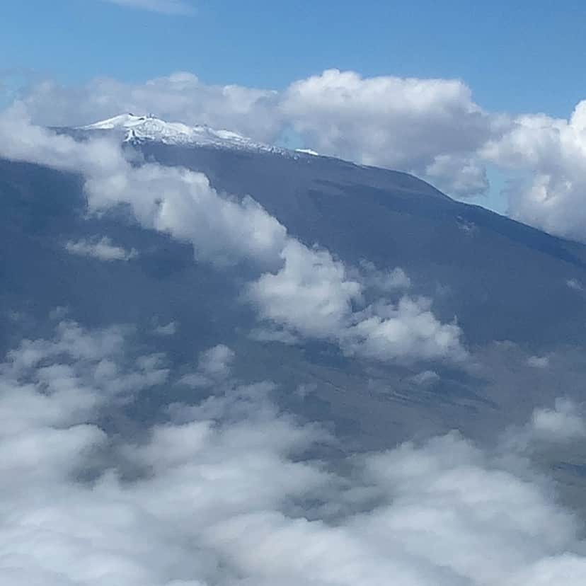 美城れんさんのインスタグラム写真 - (美城れんInstagram)「今日は…飛行機から見たマウナケア✈️🗻 富士山より高い山。今日雨だった地域の方も、少しでもスカッとして頂ければ…。 3月の山なので、まだ雪があります❄️ 今日も、全てに心からの感謝を😌👏✨」5月21日 21時19分 - ren.mishiro