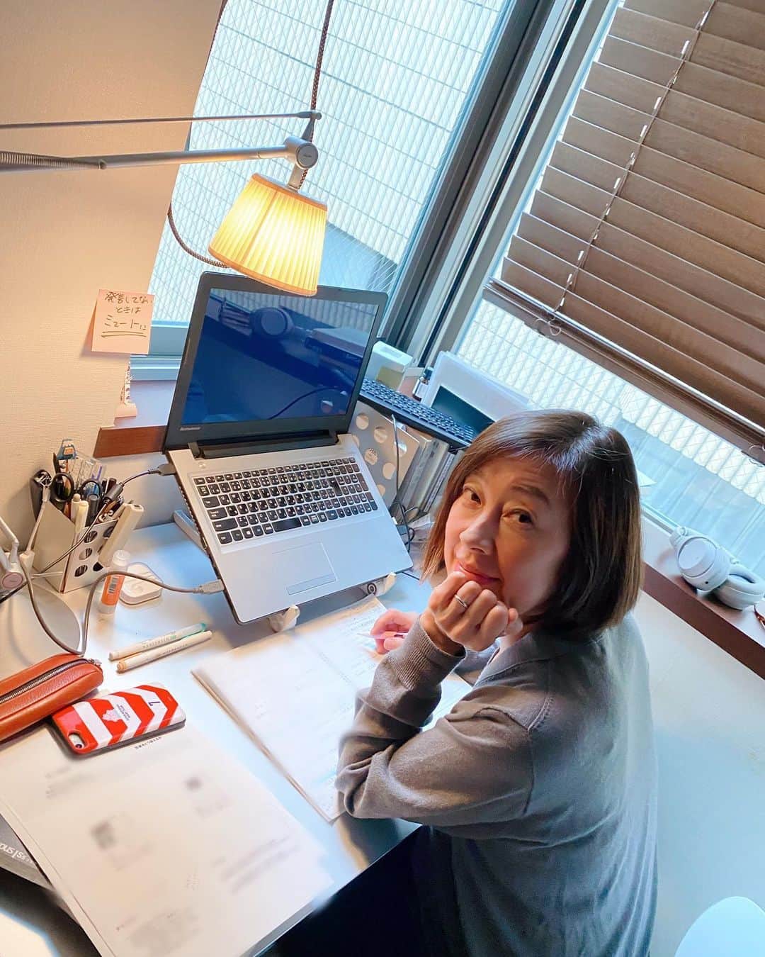 小西美穂のインスタグラム：「オンライン授業。受けてみると、﻿ いろいろわかることあります。﻿ ﻿ 入室が1番だと他の人を待つ間ドキドキする。﻿ 先生の背景画面と服装は、やはり気になる。﻿ （バーチャル背景よりリアル背景の方が好み）﻿ 肝心な場面でフリーズするとハラハラする。﻿ 思った以上に、グッタリ疲れる。﻿ ﻿ 習うより慣れろ、ですね。 ・ ・ ﻿#オンライン授業 #社会人大学院生 #社会人大学生 #大学院 #大学院生 #早稲田大学 #おうち時間 #stayhome #発言してないときはミュートに #コロナ情報はストーリーズに投稿中 #masterstudent #gradschoollife #gradschoolgrind」