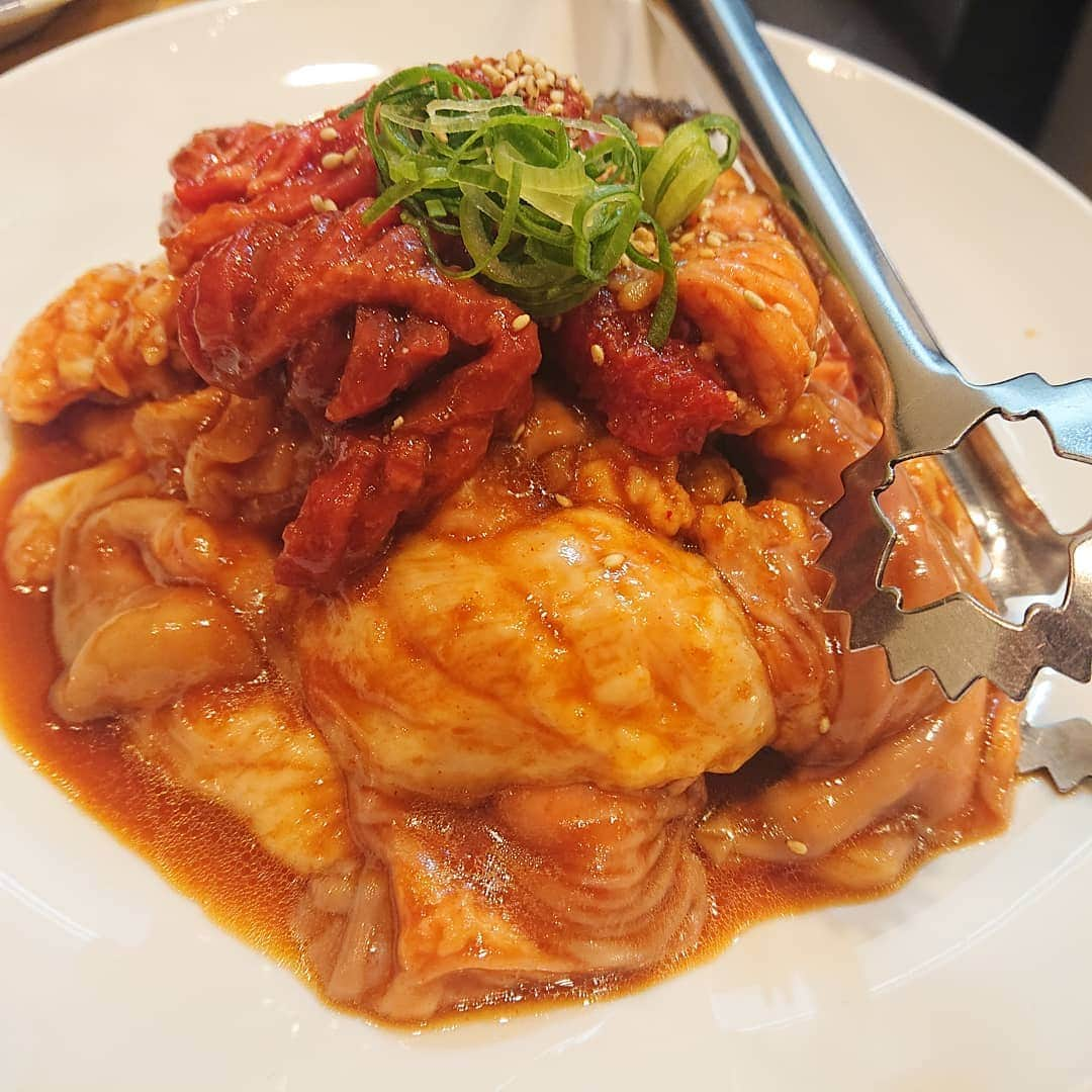 石原祐美子さんのインスタグラム写真 - (石原祐美子Instagram)「あぁあああ焼肉食べたーーーい(*´﹃｀*) ・ ・ 森ノ宮 #キョロちゃん の盛り合わせ500ｇ 1780円！！ ホルモンも新鮮で、赤身もおいしくてタレも最高！！！！ ほんま何回行っても何回食べてもおいしさと安さにびっくりできます😂 ・ 単品のお肉もどれもすばらしすぎるし、キムチやゴマの葉も、白ごはんの味も量も、お店の雰囲気もすべてが大好き！！ ・ ・ 2月以来、一度も行けてない😢お店のお姉さん達元気かな。 ・ ・ 緊急事態宣言あけたら、近いうちにまた行かせてもらいます🙇‍♀️ ・ ・ もちろん気は緩めたらあかんし、いろいろと気をつけながら生活していかなあかんし、前より収入は減ってもーてるけど、少しずつでもようやくまたあちこちの大好きなお店に足を運びはじめることができる喜びは隠しきれません😭 ・ ・ #森ノ宮 #大阪グルメ #大阪焼肉 #コスパ最強 #焼肉 #焼肉大好き #キョロちゃん #森ノ宮キョロちゃん #ホルモン #ハラミ #キムチ #ゴマの葉 をごはんにダイブさせたい！！ #osaka #食べスタグラム #飲食店さんに感謝」5月21日 21時14分 - chiki2johnny14