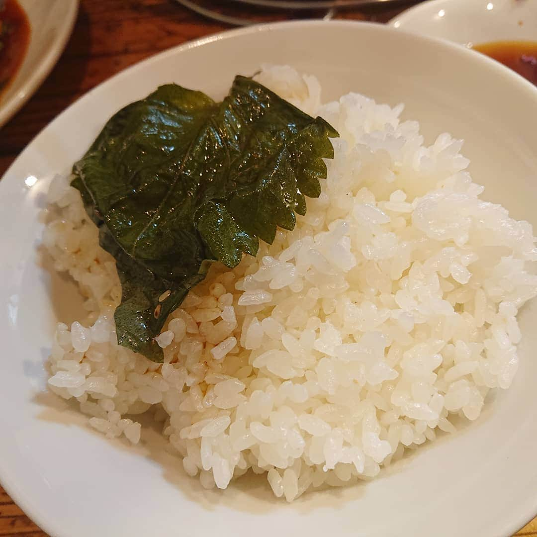 石原祐美子さんのインスタグラム写真 - (石原祐美子Instagram)「あぁあああ焼肉食べたーーーい(*´﹃｀*) ・ ・ 森ノ宮 #キョロちゃん の盛り合わせ500ｇ 1780円！！ ホルモンも新鮮で、赤身もおいしくてタレも最高！！！！ ほんま何回行っても何回食べてもおいしさと安さにびっくりできます😂 ・ 単品のお肉もどれもすばらしすぎるし、キムチやゴマの葉も、白ごはんの味も量も、お店の雰囲気もすべてが大好き！！ ・ ・ 2月以来、一度も行けてない😢お店のお姉さん達元気かな。 ・ ・ 緊急事態宣言あけたら、近いうちにまた行かせてもらいます🙇‍♀️ ・ ・ もちろん気は緩めたらあかんし、いろいろと気をつけながら生活していかなあかんし、前より収入は減ってもーてるけど、少しずつでもようやくまたあちこちの大好きなお店に足を運びはじめることができる喜びは隠しきれません😭 ・ ・ #森ノ宮 #大阪グルメ #大阪焼肉 #コスパ最強 #焼肉 #焼肉大好き #キョロちゃん #森ノ宮キョロちゃん #ホルモン #ハラミ #キムチ #ゴマの葉 をごはんにダイブさせたい！！ #osaka #食べスタグラム #飲食店さんに感謝」5月21日 21時14分 - chiki2johnny14