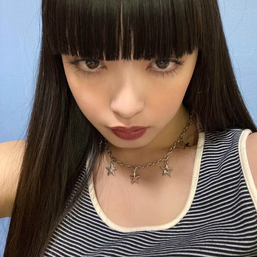 セナのインスタグラム：「💔💔💔 . . . . . . . . . #黒髪スーパーロング #黒髪 #黒髪ロング #ロングヘア #スーパーロング #前髪  #赤リップ #ぱっつん前髪 #ワイドバング #撮影 #作品撮り #streetfashion #サロモ #サロンモデル #古着  #ootd #ootdfashion #ストリートファッション #streetstyle #いいね返し #instagood #instalike #ストレートヘア #therollingstones #ootd4nylonjp #自撮り #selfie #streetphotography #90s #セナ」