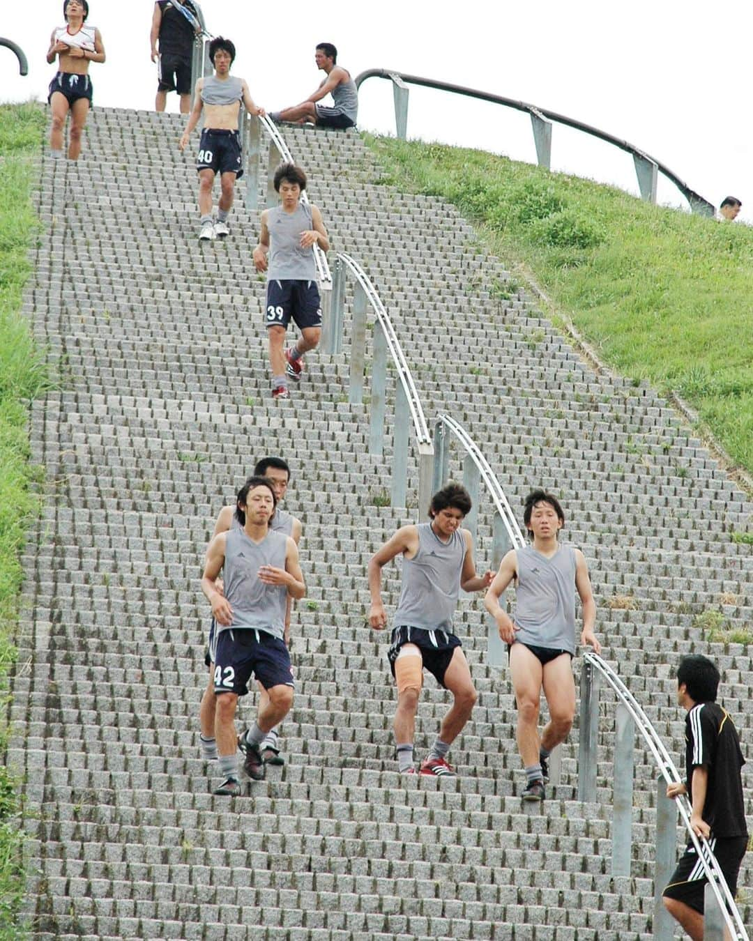 宇賀神友弥さんのインスタグラム写真 - (宇賀神友弥Instagram)「いい写真見つけた🗻  この山を登るトレーニングに比べたらどんなトレーニングもキツくないわ。  また明日から頑張ろう👊  思い出しただけでも足が震えてくる。。。 #宇賀神友弥#流通経済大学#たつのこ山」5月21日 21時17分 - ugajin.no3