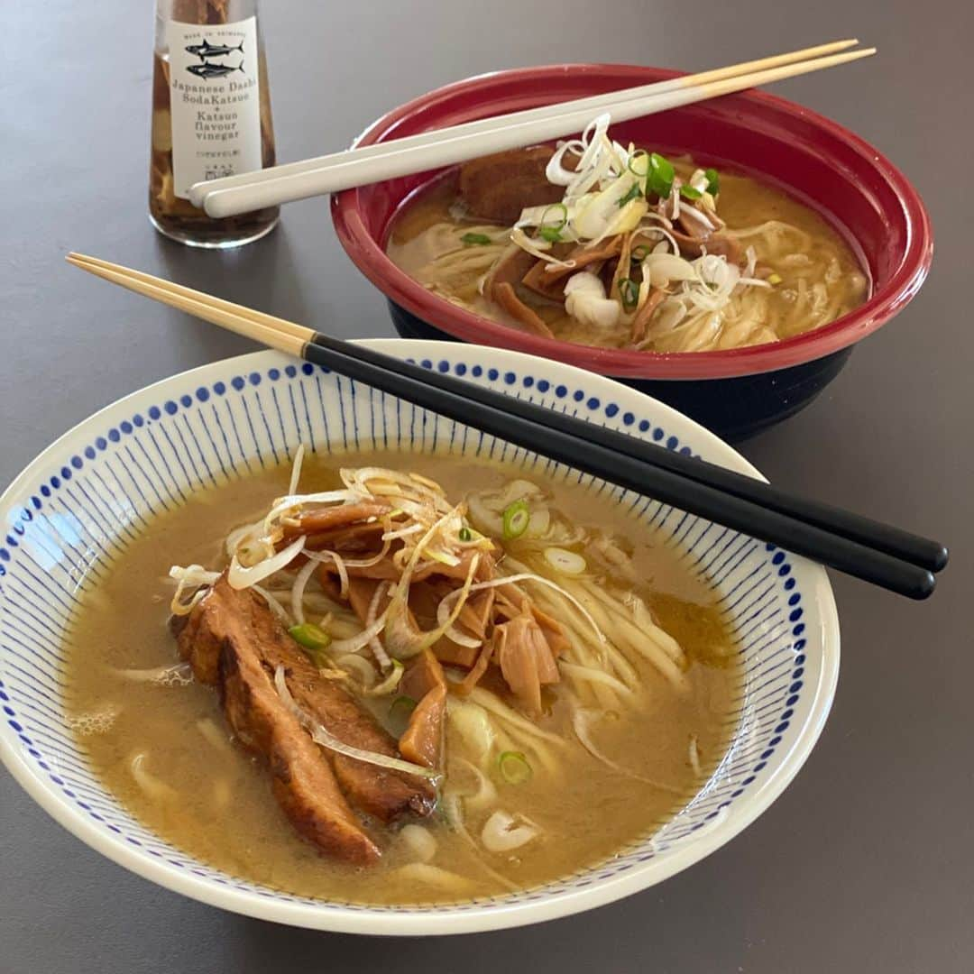 KOZLIFEさんのインスタグラム写真 - (KOZLIFEInstagram)「** 【#STIIKの旅 】 またラーメンになってしまいました　笑　 都内は今も自粛モードですが、今週は会社に出勤する人が増えているような〜　ラーメン屋には人が多く見られた。。。でもやはり皆んなもラーメンが食べたいのでしょう〜 僕もラーメン屋で食べたい〜！！ でも無理せずに今はテークアウトしています。 今回は多くの人が知っている麺屋武蔵の芝浦店でテークアウトしました。事務所がら近いので。 僕たちは熱々で食べたいので生麺を頼み、事務所で麺を茹でることにしました。(すぐ食べれるように麺が茹でた状態のテークアウトも頼めますよ) 麺屋武蔵といえばつけ麺ですが、僕たちは普通の武蔵ら〜麺が大好き。魚介系のスープがたまらん〜 事務所に戻って僕は麺を茹でたら、お店で食べるように麺鉢で食べましたが、洗いが面倒な人はテークアウト容器のままで食べる人もいる。 やはり麺鉢に入れると雰囲気が違う。 最後に麺を食べ終わったら、SHIMANTO DOMEKI COMPANYのカツオ塩ポン酢を入れてスープを飲むと最高〜 あ〜早くラーメン屋で普通に食べたい〜〜 . . #ネットショップKOZLIFE #KOZLIFE #kozlife_tokyo #LoveFoodLoveLife  #STIIK #お箸 #暮らし #丁寧な暮らし #chopsticks #マイ箸 #stiikの旅  #テイクアウト #テイクアウト応援 #飲食店応援 #ramen #ラーメン #麺屋武蔵 #麺屋武蔵芝浦店」5月21日 21時18分 - kozlife_tokyo