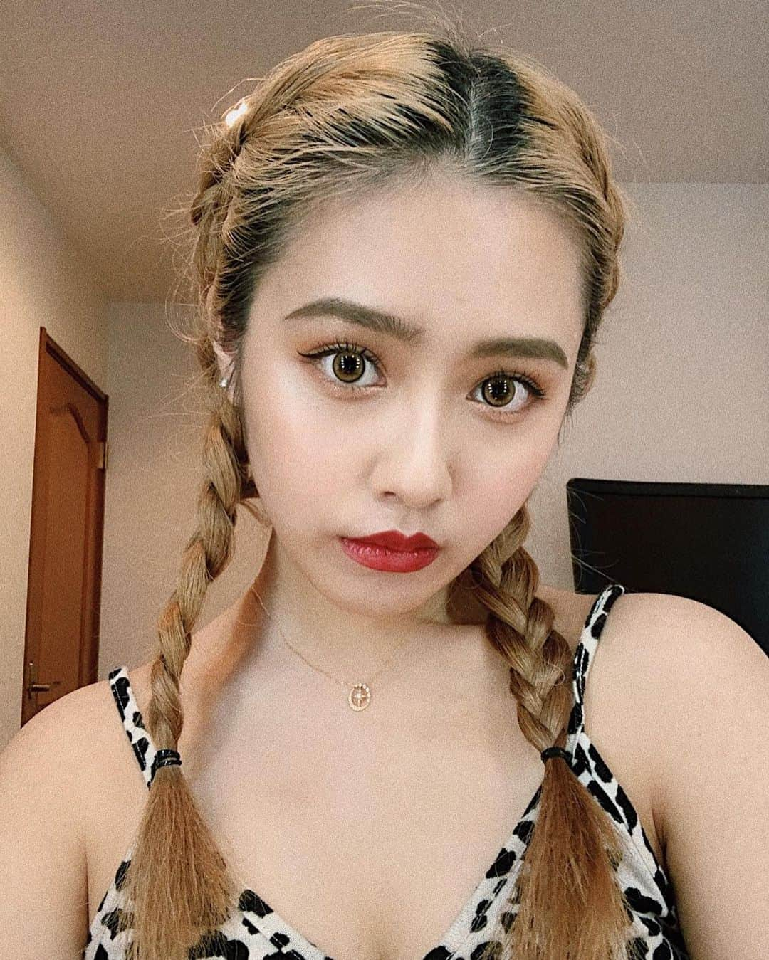 舞石まことさんのインスタグラム写真 - (舞石まことInstagram)「たまにはヘアアレンジも👧🏼﻿ アホ毛がとプリンがすごいんだけどね🥺﻿ ﻿ あと少しの辛抱、みんなstayhome一緒に頑張ろうね！！﻿ いち早く、大切な人に会えますように🙏🏻﻿ ﻿ ﻿ #ヘアアレンジ #ヘアアレンジ簡単 #編み込み #編み込みヘア #evris #レオパード #レオパード柄 #春メイク #春夏メイク #赤リップ #赤リップメイク #revia #reviaカラコン #private01 #ステイホームオーディション2020」5月21日 21時18分 - makotomaishi