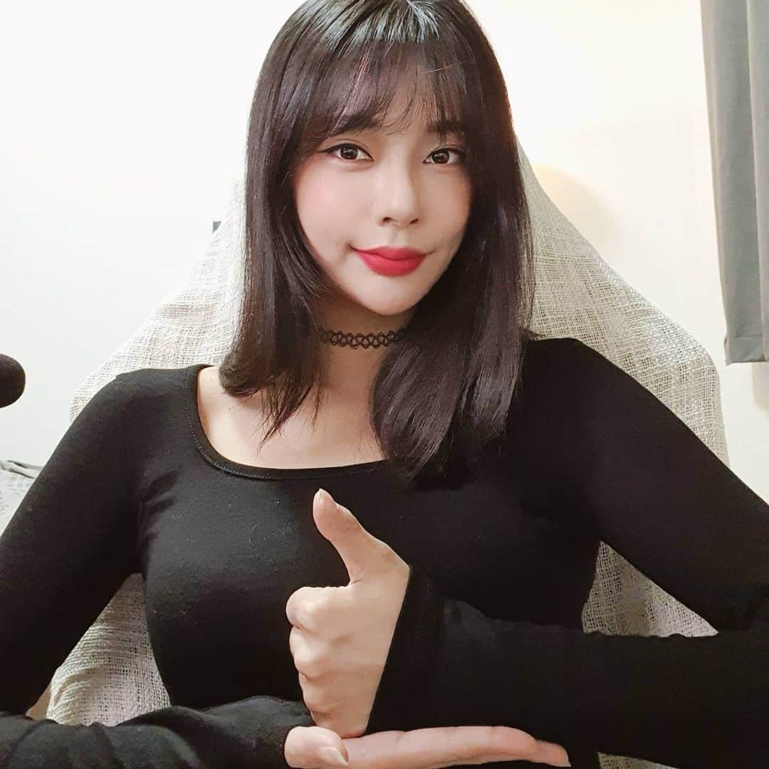 ディのインスタグラム：「안녕하세요 김다래입니다. 장진영(@jangjinjin)의 지목을 받아 #덕분에챌린지 에 동참하게되었습니다. 코로나19로 우리나라와 전세계가 힘든 시기를 보내고 있는 요즘 의료진 및 방역관계자분들께 진심으로 고개숙여 감사드립니다. 하루빨리 이 힘든 시기가 지나기를 간절하게 바랍니다.  제가 응원 릴레이를 부탁드릴 세 분은 가수 찬미(@chanmi_96a)와 가수 강균성오빠(@noel_kyunsung)와 보컬트레이너 성은쌤(@agsungeun) 입니다.」