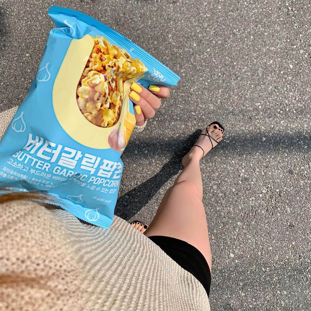 Choi Somiさんのインスタグラム写真 - (Choi SomiInstagram)「⠀⠀⠀⠀ #글랜더 #glander #소미언니네일  우여곡절 많았던 노랑이🌼 손톱 바디 긴 것부터 엄마 손 빼박🖤 근데 손 많이 탔다.. 흑흑」5月21日 21時23分 - cxxsomi