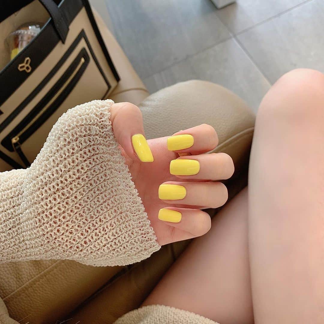 Choi Somiさんのインスタグラム写真 - (Choi SomiInstagram)「⠀⠀⠀⠀ #글랜더 #glander #소미언니네일  우여곡절 많았던 노랑이🌼 손톱 바디 긴 것부터 엄마 손 빼박🖤 근데 손 많이 탔다.. 흑흑」5月21日 21時23分 - cxxsomi