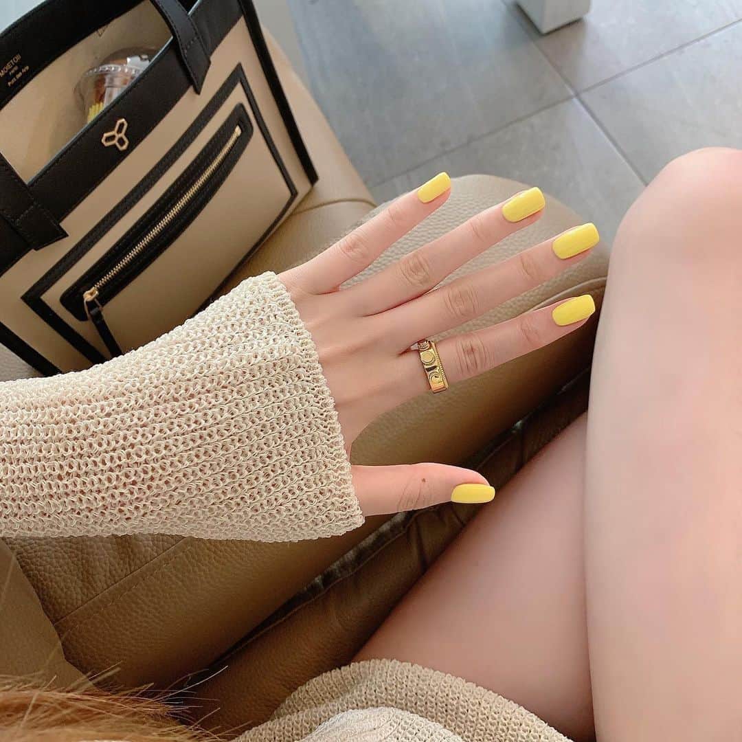 Choi Somiさんのインスタグラム写真 - (Choi SomiInstagram)「⠀⠀⠀⠀ #글랜더 #glander #소미언니네일  우여곡절 많았던 노랑이🌼 손톱 바디 긴 것부터 엄마 손 빼박🖤 근데 손 많이 탔다.. 흑흑」5月21日 21時23分 - cxxsomi