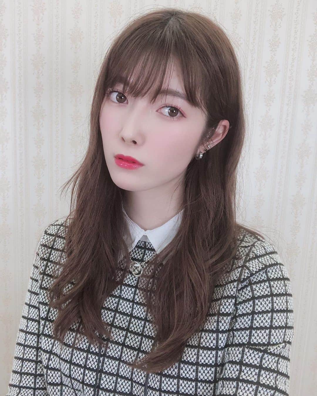 日下部美愛のインスタグラム：「不機嫌そうな写真だけど実はテンション高いです 今日の番組見てくれたみんなありがとう‪‪❤︎‬ . .  #photo #japan #model #me #hair #fashion #makeup #selfie #followme #instagood #camera #instadaily #dailylook #自撮り #한국 #맞팔 #사진 #데일리 #데일리룩 #인스타사진 #인스타그램 #일본인 #패션」