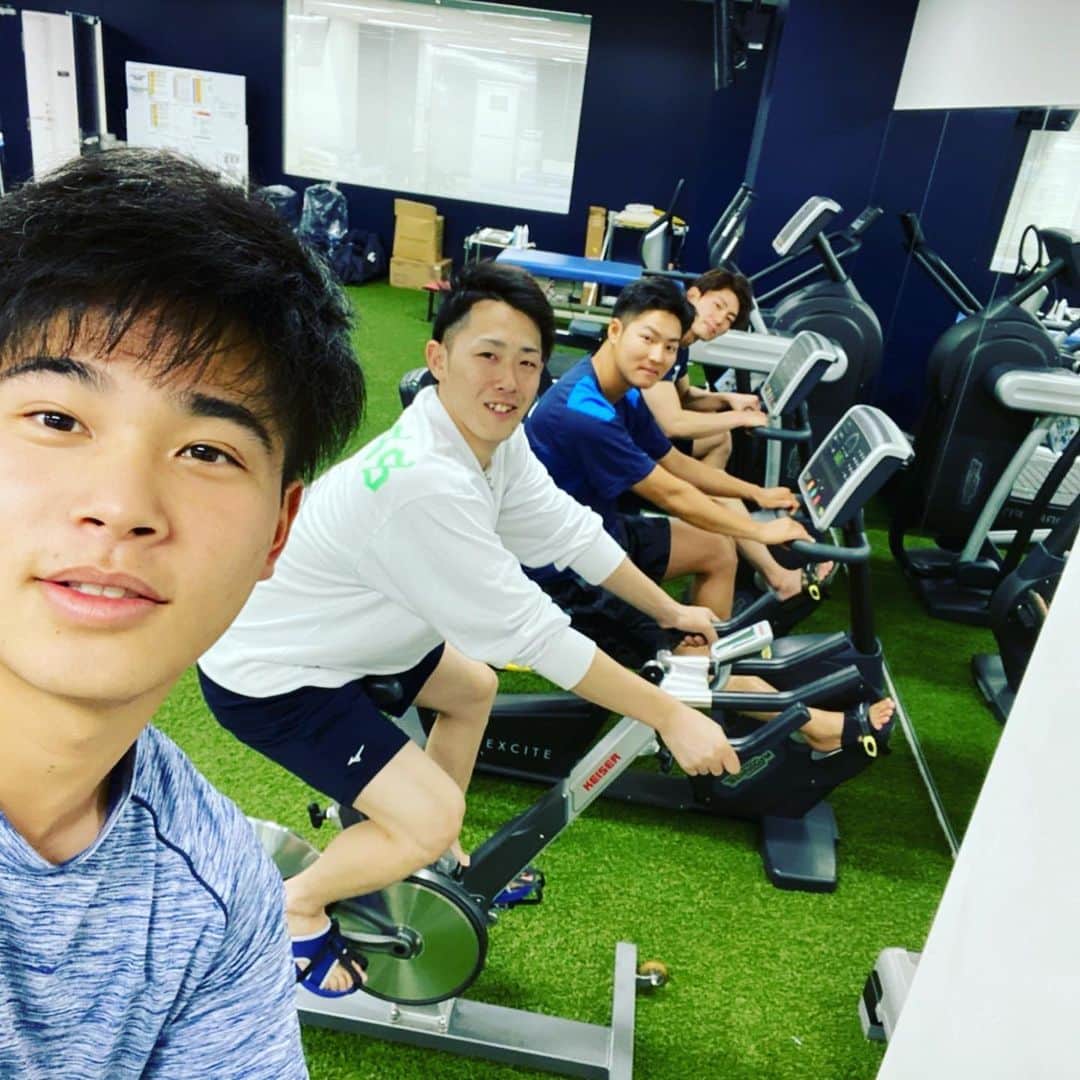 のインスタグラム：「昨日は22歳の誕生日でした！ 寮ながらもみんなに声かけてもらっていい1日になりました。 お祝いしてくれたみなさん、ありがとうございます🙇‍♂️ 厳しい状況でもこの一年を良い年に変えられるように。頑張っていきましょう💪 写真はなぜか4人でバイク乗ってる写真です🤣 #誕生日#フェイス」