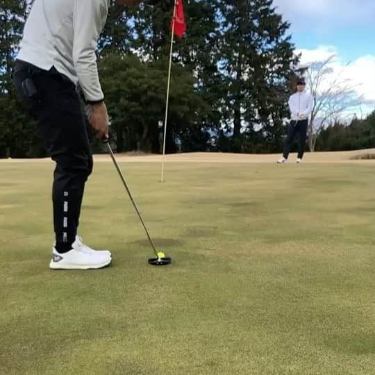 脇坂泰斗のインスタグラム：「#部活動 ぼくがフロンターレの ゴルフ部に加入して早1年🏌️‍♂️ 最近は全く行けてないのですが まだまだ成長途中です😆  1年記念として、今年の1月に出した ぼくの初バーディをどうぞ！ アオが自分のことのように喜んでくれてる🤭（可愛い） 北斗くんはスカしてる🤔（いつも） 彰悟さんはカメラ担当🎥（恐縮）  これからは色々な選手の 好プレーや珍プレーも載せていきます👌  #川崎フロンターレ #frontale #ゴルフ部 #⛳️」
