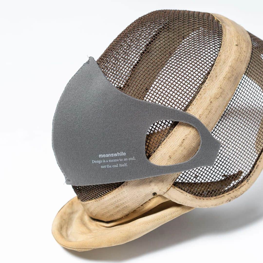 ミーンズワイルのインスタグラム：「[Reversible Face Guard]  マスク型のフェイスガードを製作しました。  ブランド立ち上げ当初からお付き合いいただいている福島の工場さんから、震災の時に沢山の方に助けてもらった、今この状況に対して自分たちが出来ることをやりたいと相談を受け、デザインさせていただきました。  かなり早い段階で相談されていたにも関わらず、デザインするとなると細かい所まで拘ってしまい何度も作り直し、こんなに遅いタイミングになってしまいました。  各取引先店舗様に順次配布予定です。気になる方は直接お問い合わせ下さい。 特に普段眼鏡をされる方に是非使ってみて貰いたいです。 詳細はHPのプロダクト欄よりご覧下さい。」