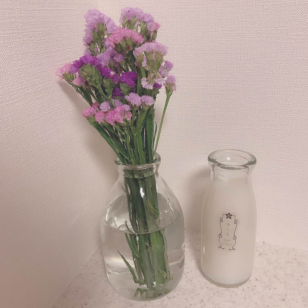 乃木蛍のインスタグラム：「花のある生活 . . たまたま通り掛かったお花屋さん 「お花ちょうど欲しかったんだよな」って見てたら 可愛くてついつい買ってしまった よくドライフラワーにされてるイメージのあるお花！ . スターチスの花言葉は 「変わらぬ心」 らしいので、変わらぬ心で生きていきたい . . . . . #花のある生活 #花瓶の花 #花言葉 #スターチス #初めて花を家に飾った #嬉しくてずっと眺めてる」