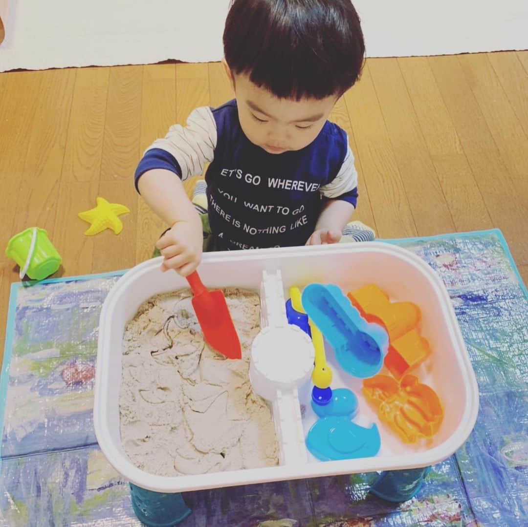 百千糸のインスタグラム：「室内砂場、そしてジャングルジム  砂場はかなり気に入ったようで片付けたら爆泣。  早く公園で思いっきり遊びたいけど今はこれで沢山遊んでね！」