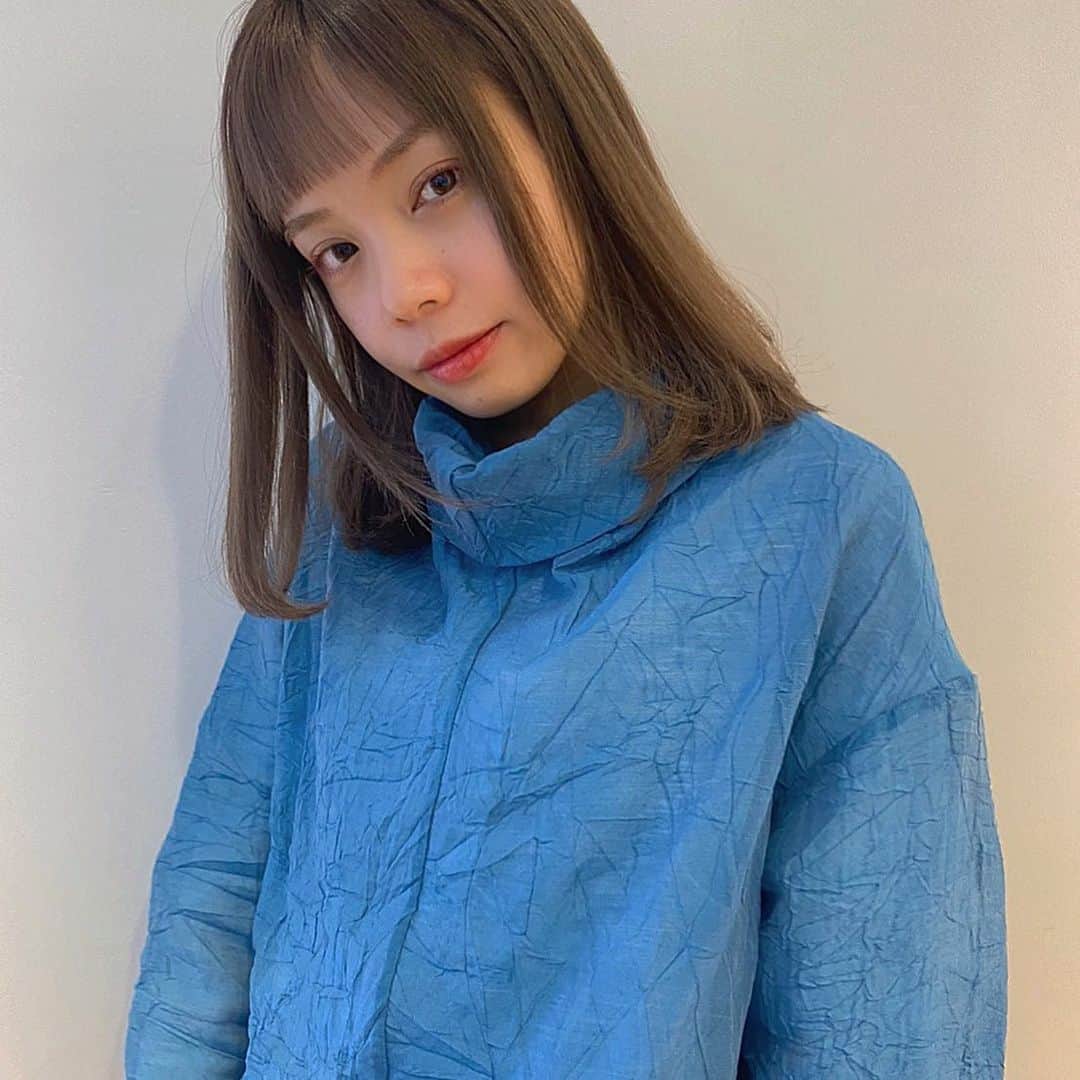 福地夏未のインスタグラム：「🌟 救世主ゆーまありがとう！ とっても最高の色〜♡ 前髪も復活です！  お洋服はストーリーでも紹介した @edition_jp のワッシャーシリーズ！ _ #siki_hair #edition_jp #tomorrowland_fromhome  #hairstyle  #haircolor  #ootd  #blue」
