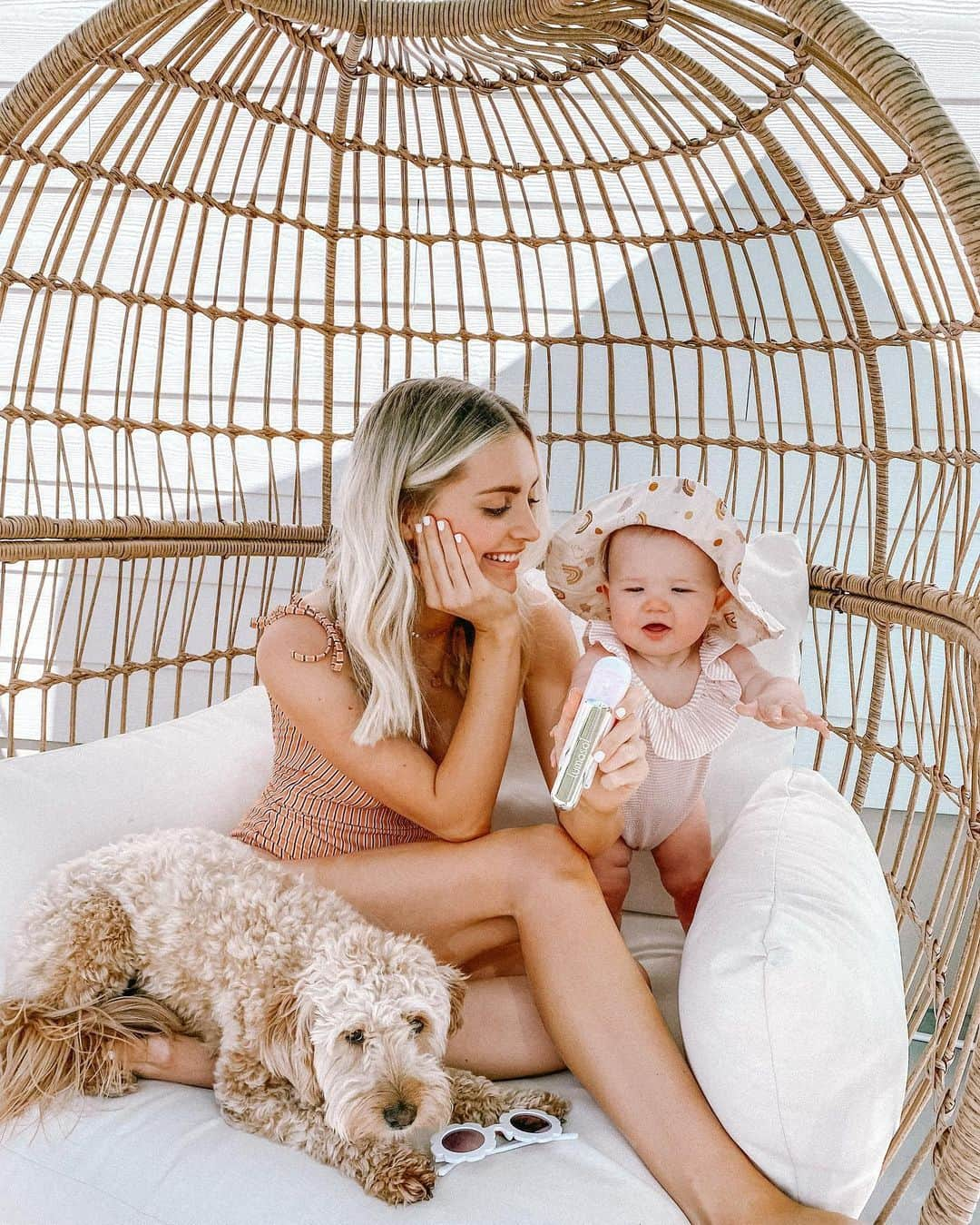 Aspyn Ovard Ferrisさんのインスタグラム写真 - (Aspyn Ovard FerrisInstagram)「Summer days with my babies ☀️ Don’t forget to wear sunscreen and protect your skin!! @mylumasol #ad」5月22日 7時05分 - aspynovard