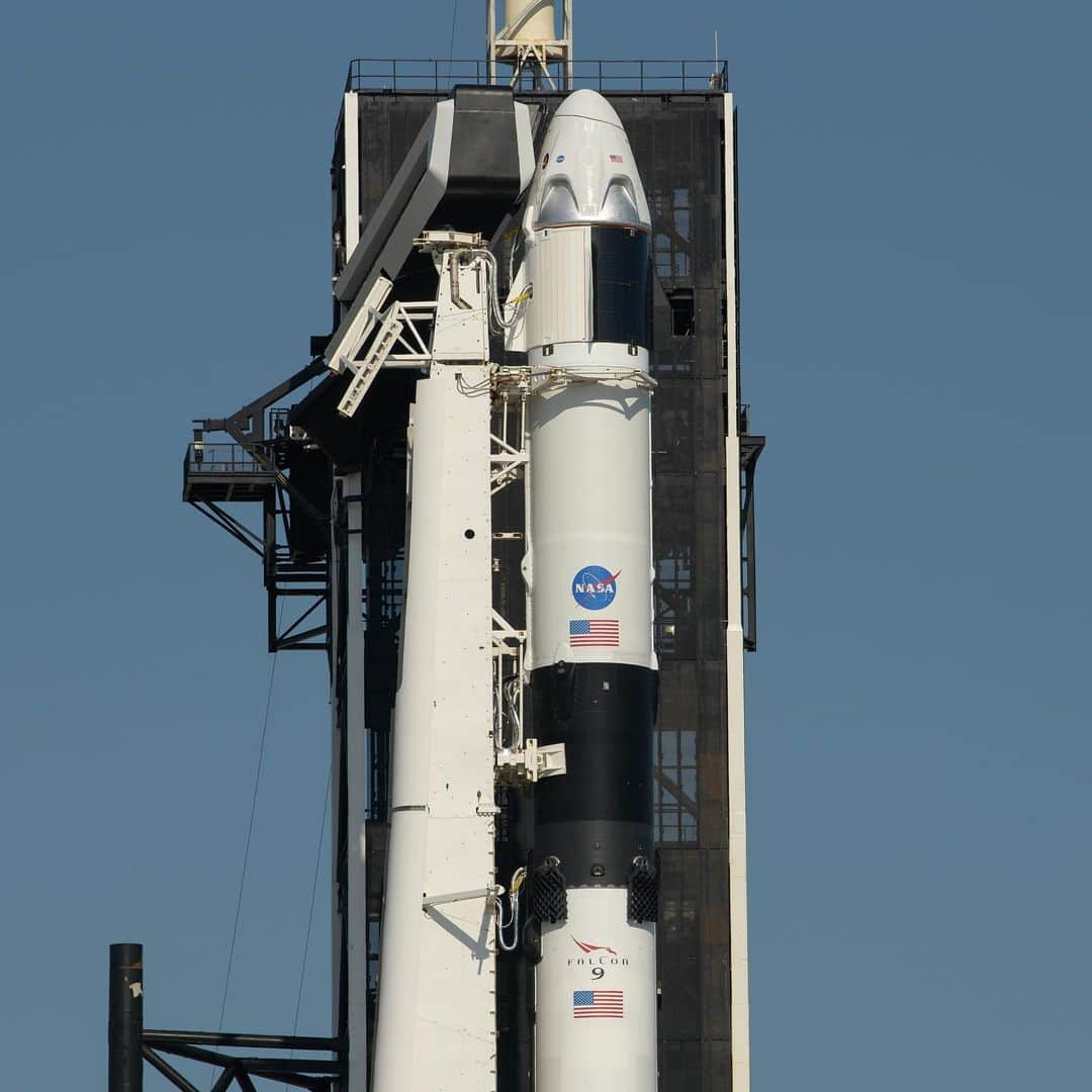 NASAさんのインスタグラム写真 - (NASAInstagram)「The @spacex Crew Dragon spacecraft and Falcon 9 rocket are at the launchpad. Next week: a new era of human spaceflight begins. 🚀🇺🇸⁣ ⁣ Two @nasaastronauts, Robert Behnken and Douglas Hurley (@astro.doug) will be the first to fly aboard the Crew Dragon. This mission, targeted for liftoff Wednesday, May 27 at 4:33 p.m. EDT from Launch Complex 39A at Kennedy Space Center, will serve as an end-to-end demonstration of SpaceX’s crew transportation system. Our astronauts will once again launch on an American rocket from American soil to the International Space Station, for the first time since the conclusion of the Space Shuttle Program in 2011. ⁣ ⁣ Credit: NASA/Bill Ingalls⁣ ⁣ #Rocket #Spacecraft #NASA #SpaceX #LaunchAmerica」5月22日 7時06分 - nasa