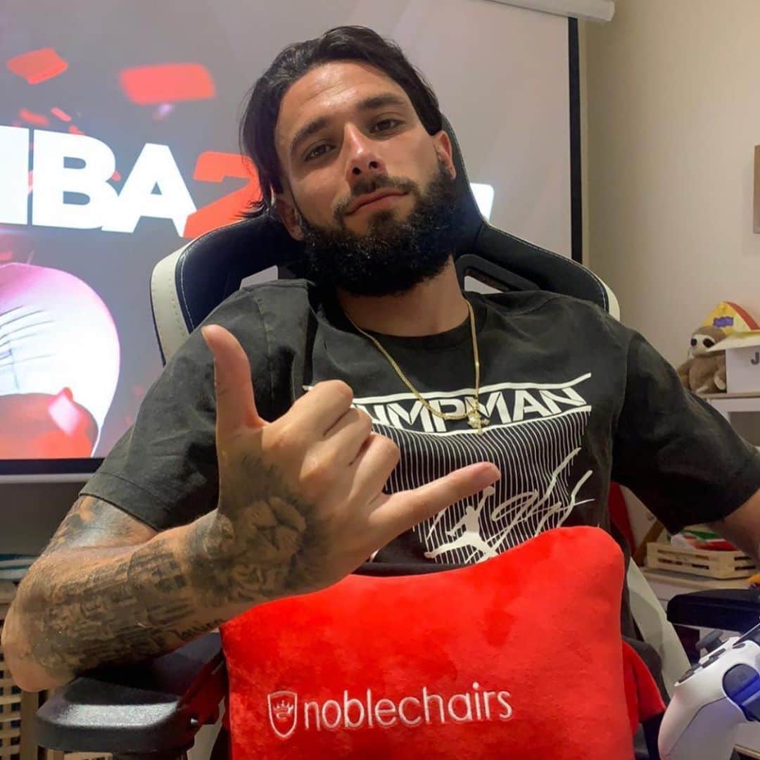 ホタのインスタグラム：「Rest time. Feeling better with my new gaming chair @noblechairs 🙌🏻」