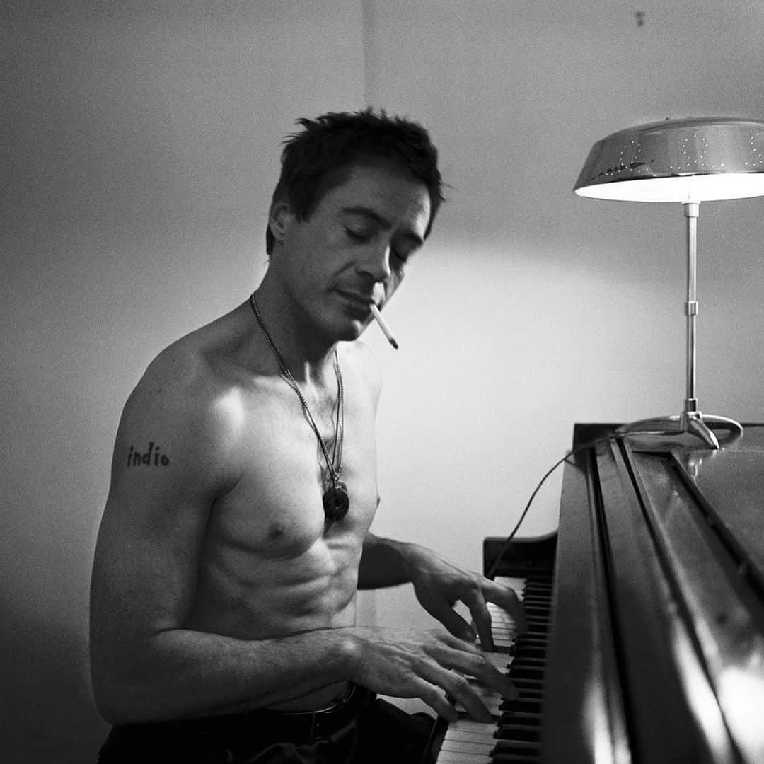 のインスタグラム：「Day 247253 of quarantine, Ive taken up piano. #robertdowneyjr」