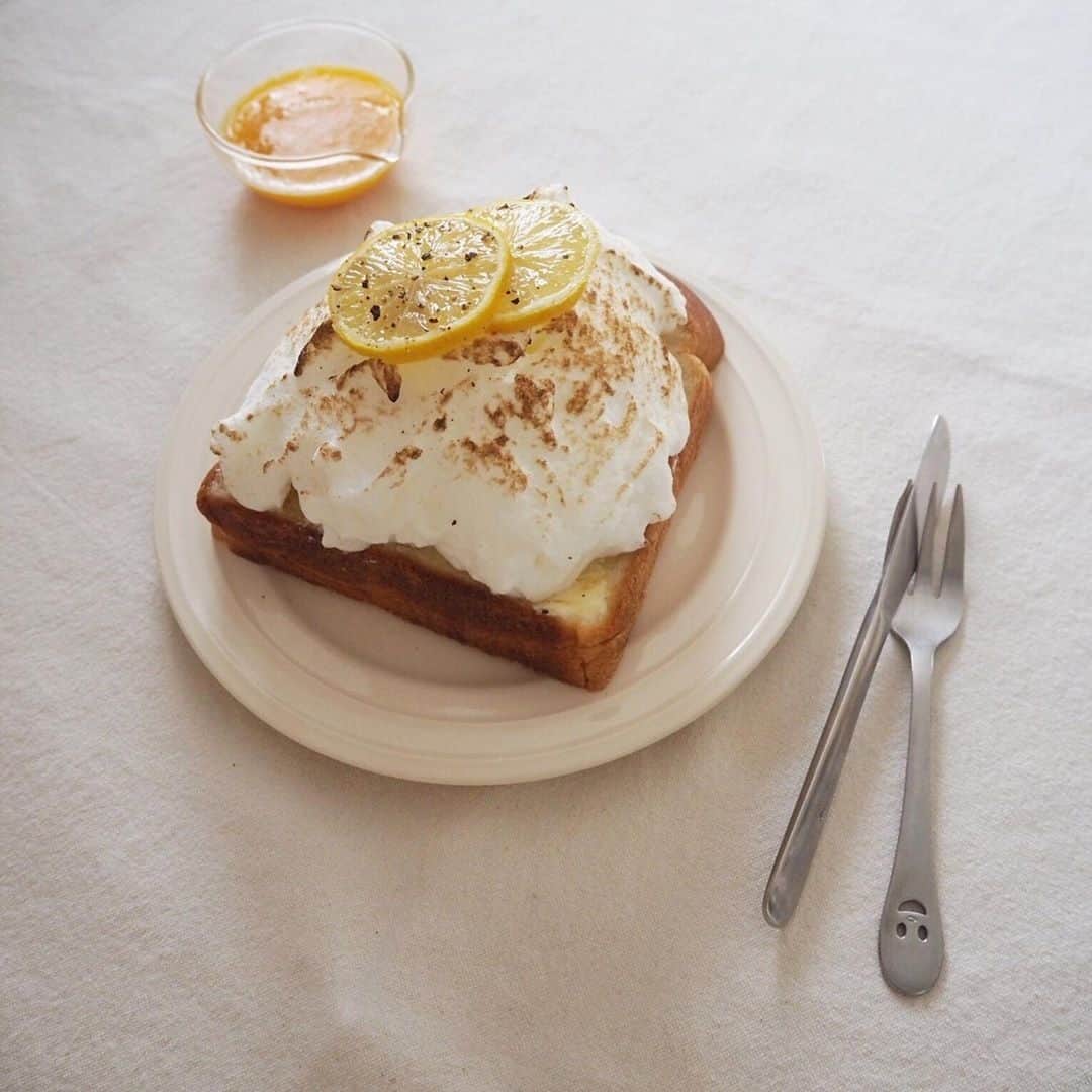 PATRA magazineさんのインスタグラム写真 - (PATRA magazineInstagram)「5/22♡スワイプしてね👉「見た目も爽やかなレモントースト🍋」⠀ .⠀ 見た目も爽やかなレモントースト🍋⠀ クリームチーズを塗ったトーストに、⠀ 輪切りのレモンを乗せるだけ🍞⠀ .⠀ レモンをはちみつにしっかりと漬けておくと、よりおいしさがアップするよ♡⠀ 余ったレモンで、レモネードを作るのもおすすめ🍹！⠀ ぜひ試してみてね♡⠀ .⠀ .⠀ Thank you 🌹⠀ @kikotable / @rie_tabi⠀ @mgmilk___ / @ay.enimg⠀ @suzylily._ / @lemmokit⠀ @mimiy_0303⠀ .⠀ .⠀ 今女の子の中で流行っているコトやITEMがあればPATRAをタグ付けして教えてね❤︎⠀ 皆さんのすてきな投稿をぜひ紹介させてください！⠀ .⠀ .⠀ #PATRA #お洒落さんと繋がりたい #おしゃれさんと繋がりたい #レモントースト #レモン #レモンアレンジ #トースト #トーストアレンジ #アレンジトースト #トースト #お家カフェ #おうちカフェ #カフェごはん #朝ごはん #朝ごはんプレート #おうち時間 #お家時間 #お家じかん #置き画 #置き画くら部 #置き画倶楽部 ⠀ ⠀」5月22日 7時30分 - patra__jp
