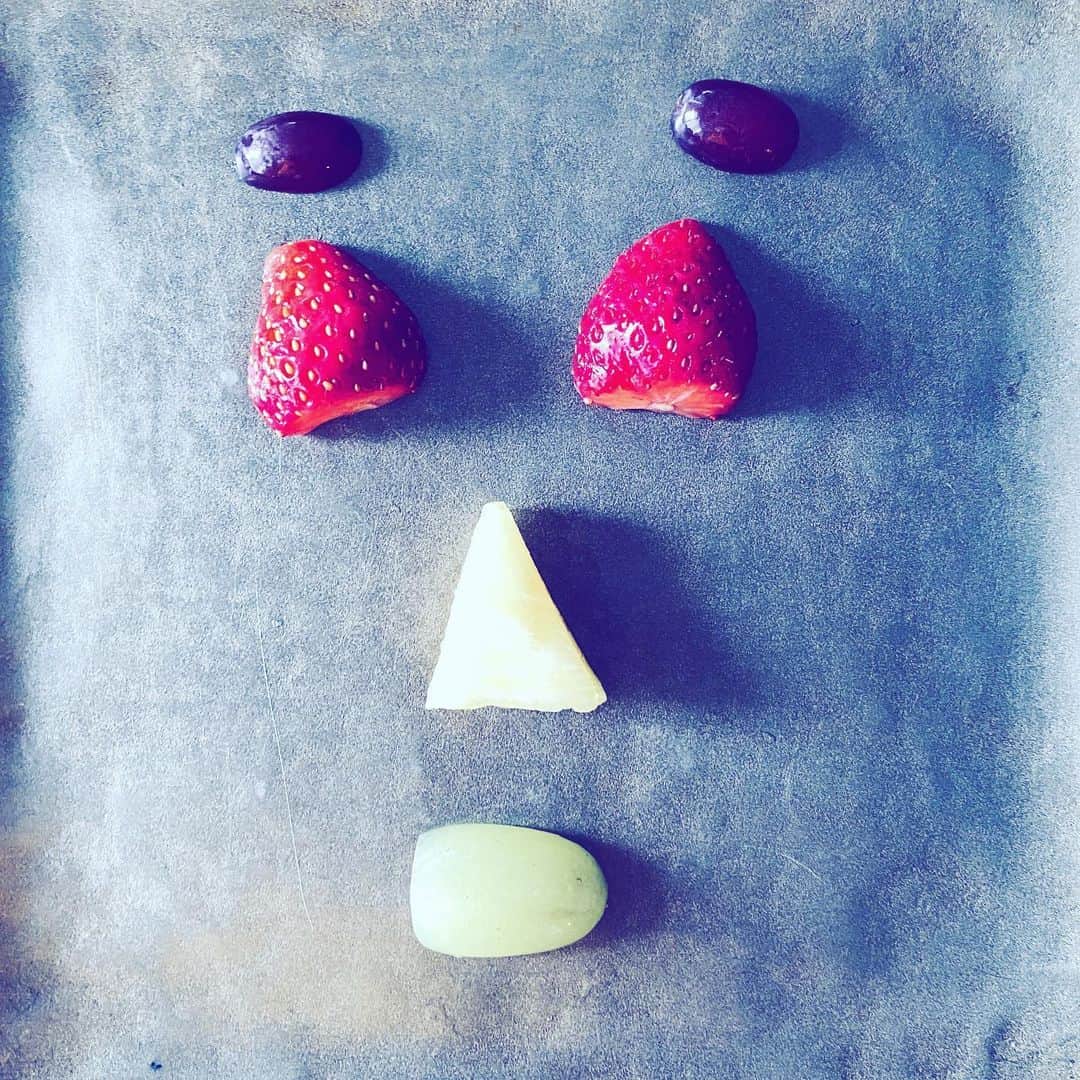 中野敬久さんのインスタグラム写真 - (中野敬久Instagram)「#fruits #face #grapes #strawberry #pineapple #hope #humour」5月22日 7時39分 - hirohisanakano
