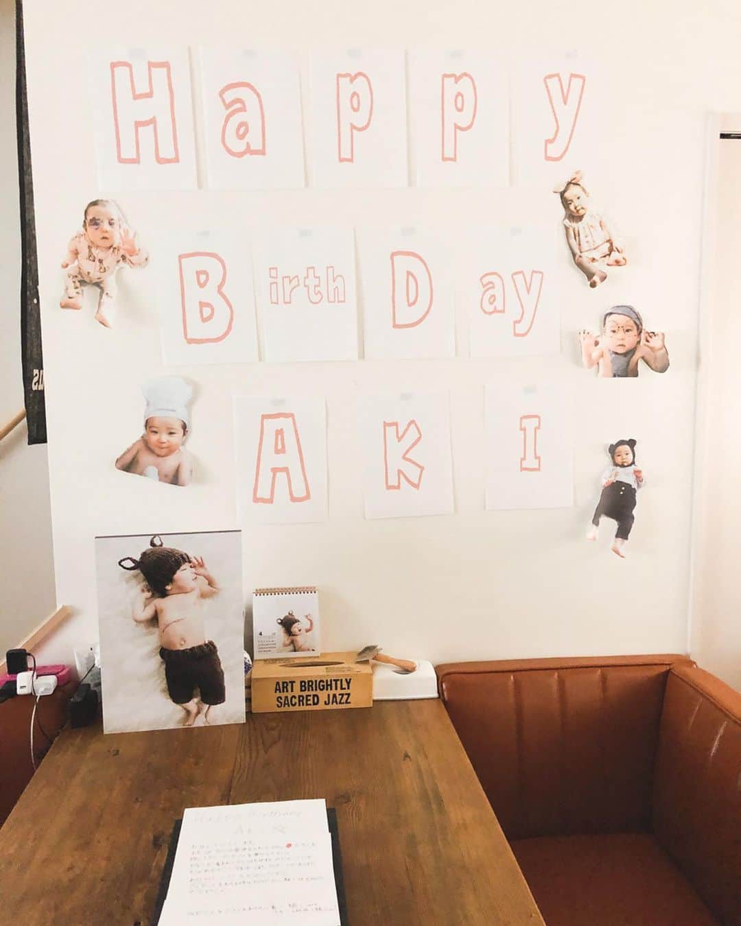 松本亜希のインスタグラム：「今年のお誕生日も素敵にお祝いしてもらいました😭✨✨✨ 娘ちゃんの早起きに付き合って起きる毎日の中に溶け込む、とても嬉しいサプライズを仕掛けてくれた💘 . 壁の可愛い装飾は昨日の夜中、私の授乳が終わって起きてこないのを確認してから飾ってくれたんだね🥺 プレゼントの絵本は世界で一番私が愛を感じる絵本でした😢🧡 もはやとっても素敵なラブレターだった💌 お料理YouTubeを始めた私にぴったりなBONIQもとても嬉しい🍳🥘🍴🧂お料理がもっと楽しくなる❣️ たくさん私のことを考えてくれたってゆうのが伝わるおめでとうでした🎁❤️ 素敵な旦那様❣️ 幸せ😭✨✨✨ . 朝からのろけ〜🤣」