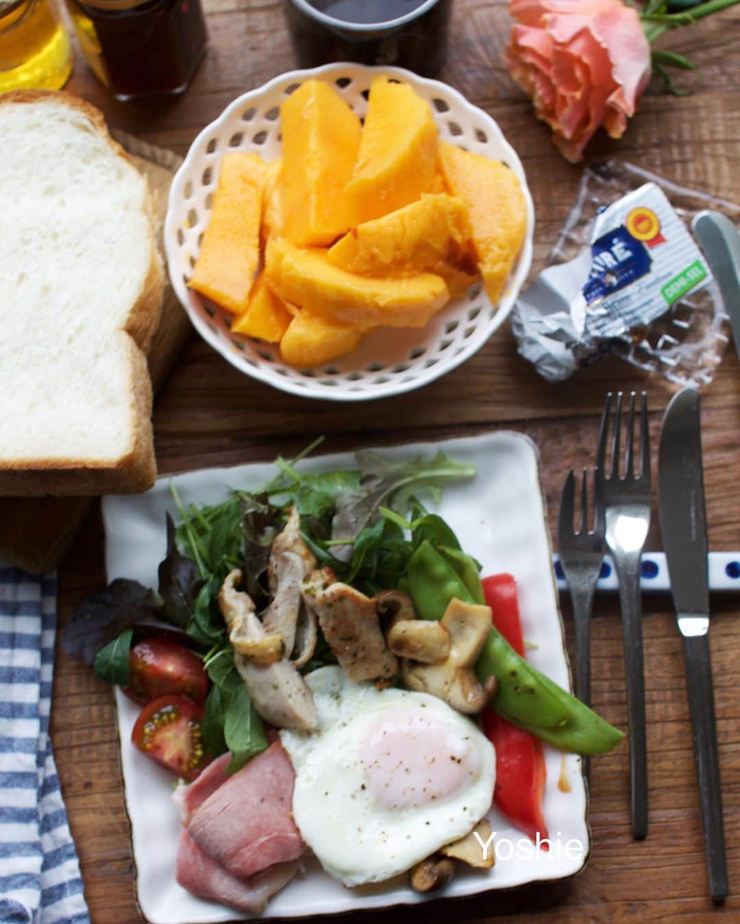 草間淑江さんのインスタグラム写真 - (草間淑江Instagram)「おはようございます！  ５月２２日の朝です。  今朝は、ハムエッグ、グリルチキンサラダ、PECKのパン、マンゴー。  今日はパン。  ベビーリーフに、焼いたチキンと野菜と定番のハムエッグ。  サラダボリューミーなので結構お腹いっぱいに。  PECKのパンは焼いて、１つはバター、もう１つはいちごジャムをつけていただきました。  太陽のタマゴというマンゴーは母から。  今朝も感謝して。  ご馳走様でした。  さて、今日もひんやりですが みなさま素敵な1日をお過ごし下さい♡ ・ ・ ・ #朝食#グリルチキンサラダ #ハムエッグ#グリル野菜#太陽のタマゴ#母から#いつもありがとう#感謝#ご馳走さまでした🙏」5月22日 7時56分 - yoshie_kusama