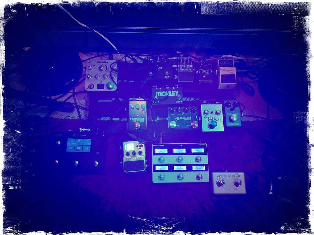 ロブ・モローのインスタグラム：「My shits getting crazy, yo. I need more feet. Work in progress. @pedalboard_of_the_day #pedalboard #pedalboardoftheday」