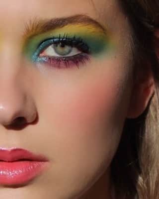 Smashboxのインスタグラム：「Groovy smoothie 🌀 Tie dye dreams with @jostrettell & @JasperPolish ✨」
