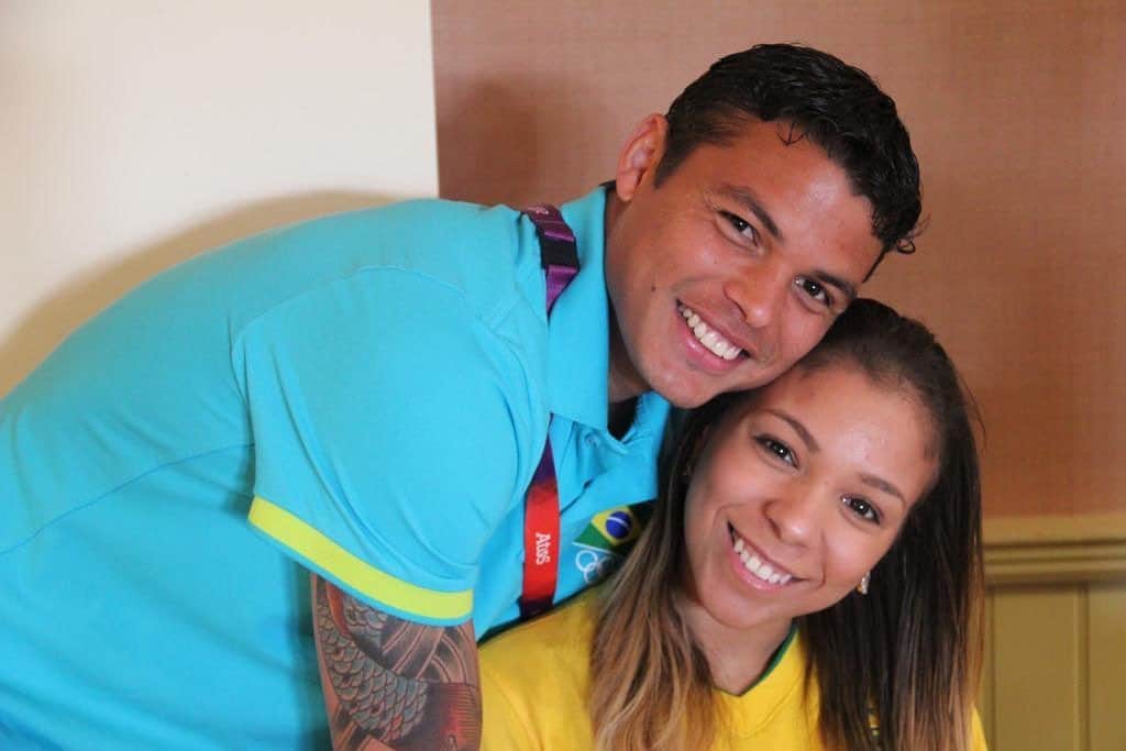 チアゴ・シルヴァのインスタグラム：「A foto é de 2012, mas foi no dia 21 de maio, há 15 anos, que começamos nossa família. No começo éramos só nós dois, lutando e crescendo juntos, enfrentando tempestades mas também navegando por mares calmos. Depois chegaram os nossos meninos Isago e Iago pra nos completar. Agradeço a Deus todos os dias por ter você na minha vida. Sem você, nada disso teria sido possível. Feliz bodas de cristal meu amor @belle_silva • • • #ThiagoSilva #TS2 #BelleSilva #Brasil #FamiliaSilva #CoronaOut #restecheztoi #jesuischezmoi #restezchezvous #fiqueemcasa #fiquememcasa #ficaemcasa #euficoemcasa #stayhome #stayathome #restezalamaison #yomequedoencasa #bodasdecristal」