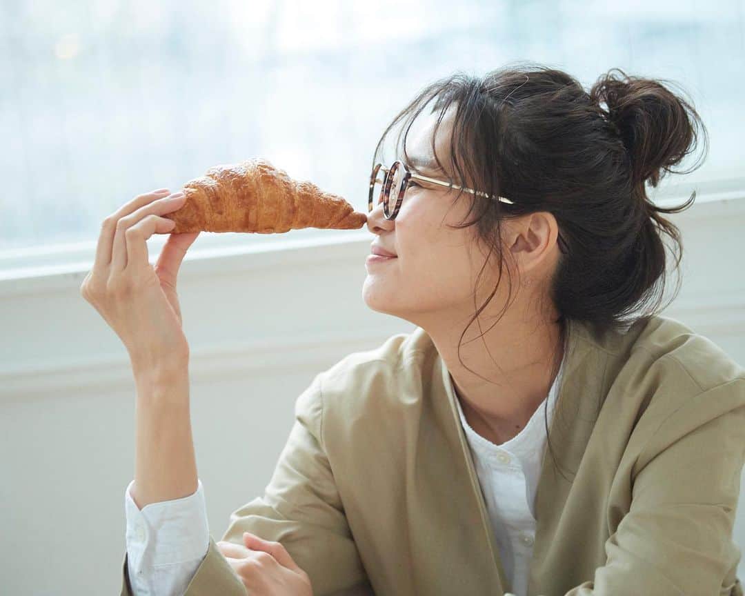 永瀬かおるのインスタグラム：「test shoot 番外編 『パンであそぶな🥐』 . camera @maru_1111  hairmake @yaggyy_____hm  styling @inouehakone  #testshoot #永瀬かおる #作品撮り　#パンであそぶ　#パンであそぶな　#パン好き　#クロワッサン　#撮影後美味しくいただきました」