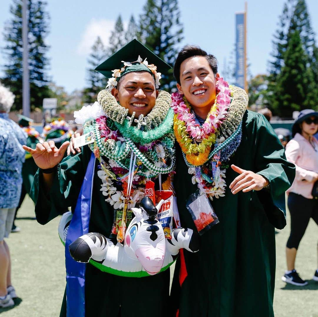 ハワイアン航空さんのインスタグラム写真 - (ハワイアン航空Instagram)「Graduation season is always an exciting time, especially throughout our Islands. As loved ones celebrate their special day, we want to join in and say a loud "Hoʻomaikaʻi!" to all 2020 graduates. 🎉⠀ ⠀ Click the link in our bio to read about how one of our employees is celebrating her graduate this year, and get some fun ideas on how you can make this momentous occasion extra special.」5月22日 8時16分 - hawaiianairlines