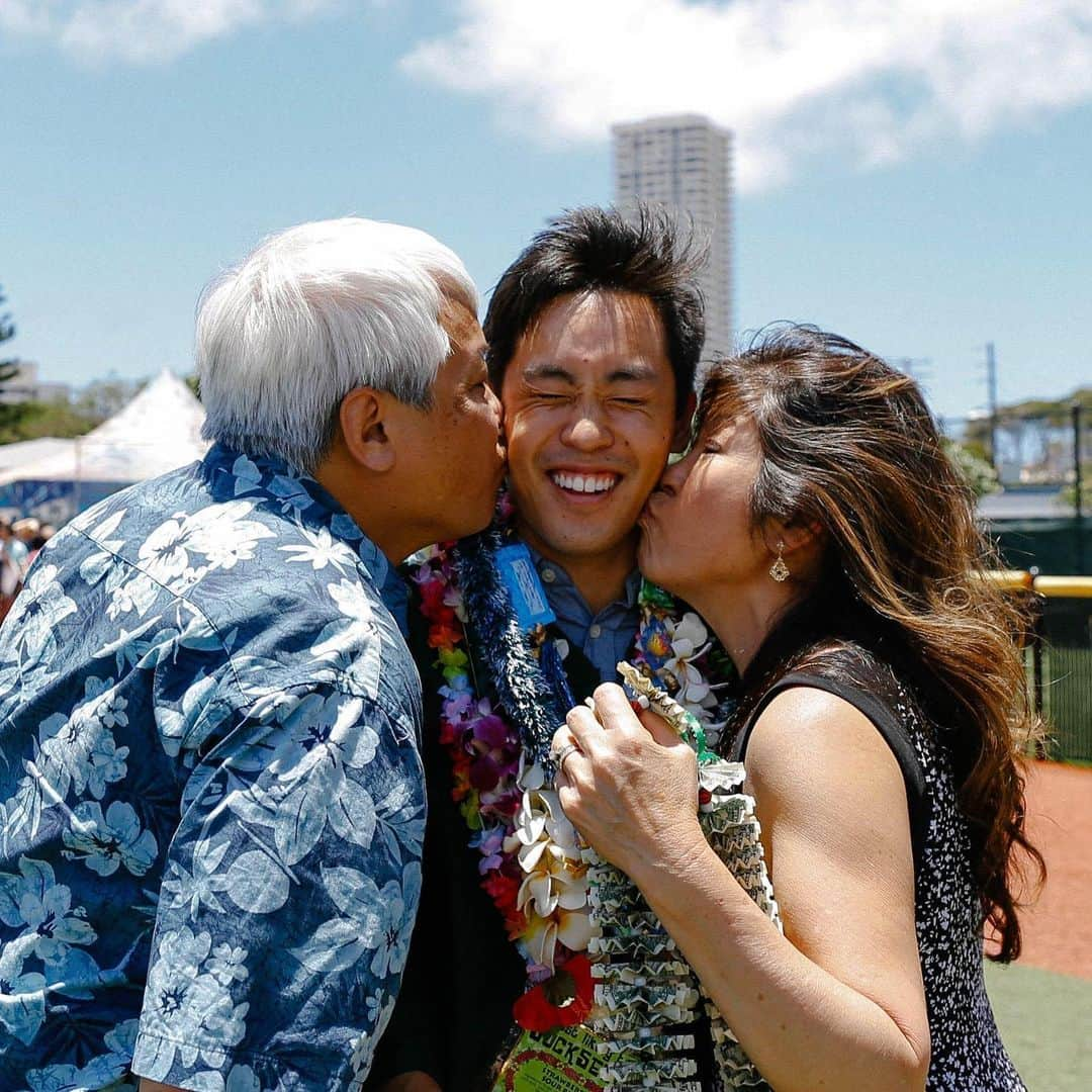 ハワイアン航空さんのインスタグラム写真 - (ハワイアン航空Instagram)「Graduation season is always an exciting time, especially throughout our Islands. As loved ones celebrate their special day, we want to join in and say a loud "Hoʻomaikaʻi!" to all 2020 graduates. 🎉⠀ ⠀ Click the link in our bio to read about how one of our employees is celebrating her graduate this year, and get some fun ideas on how you can make this momentous occasion extra special.」5月22日 8時16分 - hawaiianairlines