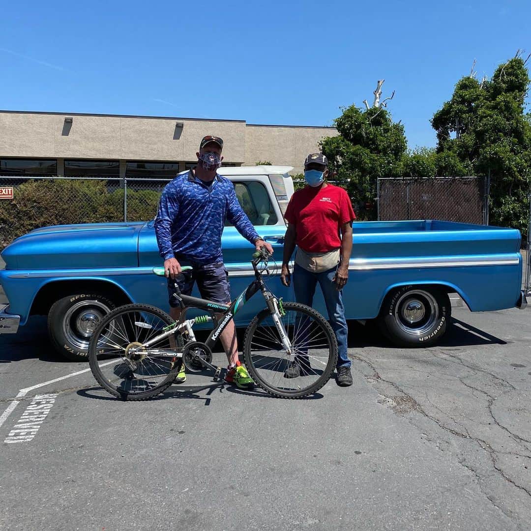 ストーン・コールド・スティーブ・オースチンのインスタグラム：「I drove Ol Blue down to Mac’s Window Tinting this morning. Got some 50% and 70% for UVA and UVB protection. Also did a little horse trading for a hard to find @kawasakiusa mountain bike that Mac had.  Getting ready to cruise Ol Blue.  Mac is USMC retired Gunny. Thanks Mac. Catch you down the road. #chevy  #truck  #c10 #350  #cruise #bike #kawasaki  #sunblock #protectyourskin  #hellyeah」