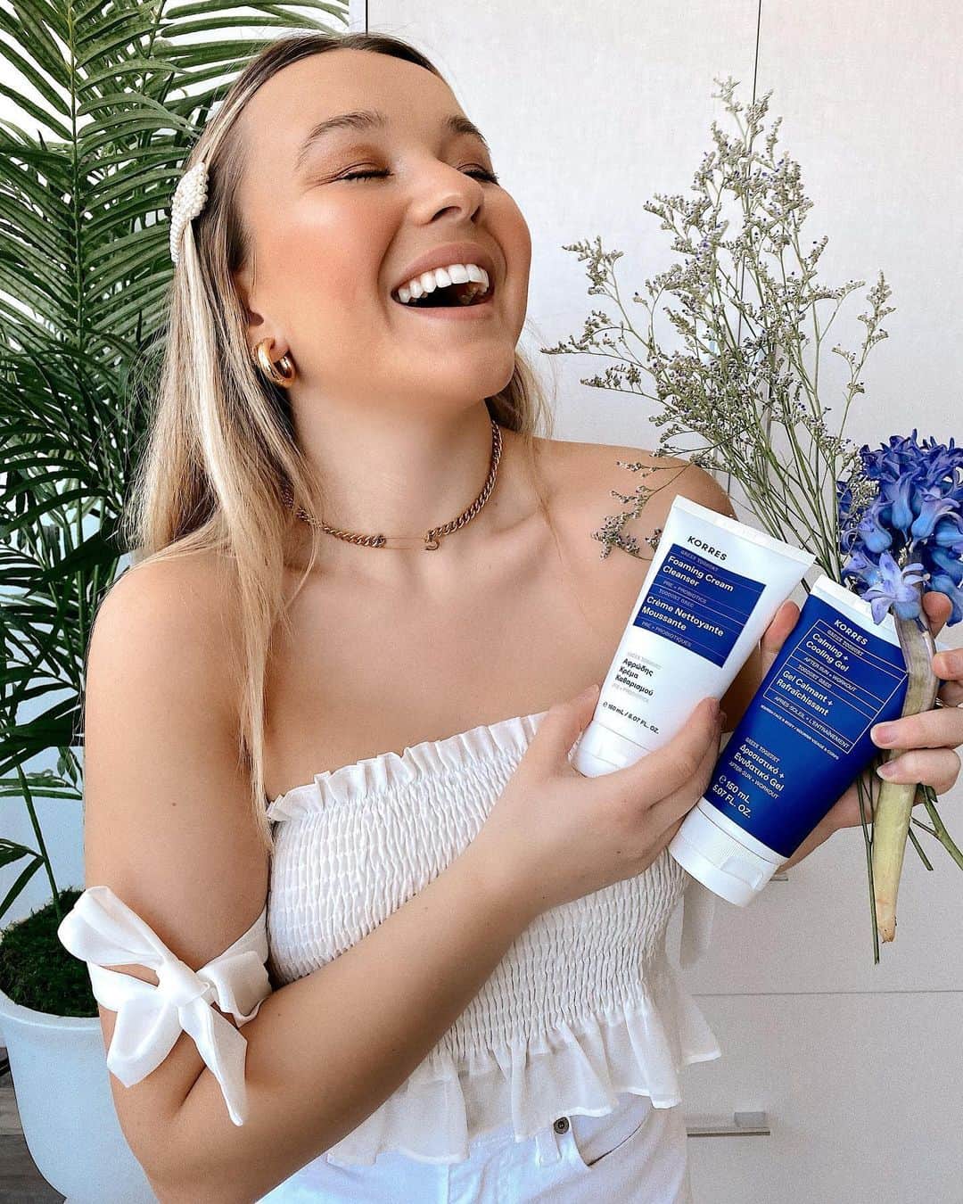 トーリ・ウェブスターのインスタグラム：「@korres has completely inspired me to embrace the beauty of a Mediterranean lifestyle! 🤍🇬🇷 As we all know, Greek Yoghurt has been a signature ingredient in the Mediterranean diet for years, but today I want to share how you can reap the benefits of this powerful ingredient in your skincare! Greek Yoghurt is extremely concentrated in protein, collagen boosters, and lactic acid, which feeds my skin all the daily nutrients it craves with a single dose! Perfect for dehydrated, dry, or sensitive skin. I talk all about the benefits of these Korres Greek Yoghurt Cult favourites in my IG stories!! 🤩✨This brand is rooted in tradition, and brings us innovative skincare that is hand made in Greece with warmth & care! ☀️🍯 🌾Shop the collection from my stories - these products are OFFICIALLY AVAILABLE @sephoracanada + Sephora.ca #GoGreekBeauty」